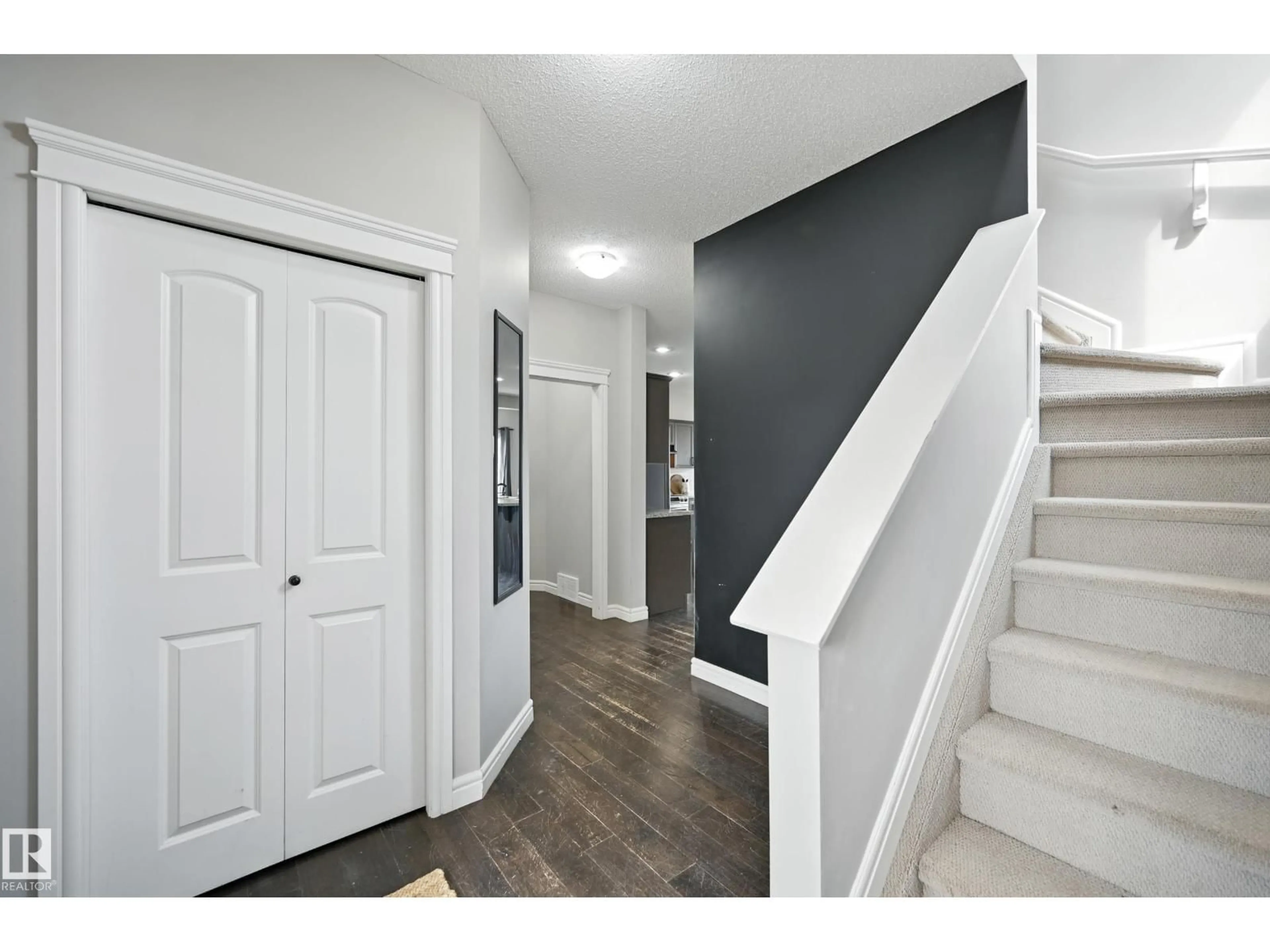 Indoor entryway for 54 WOODBRIDGE LI, Fort Saskatchewan Alberta T8L0H8