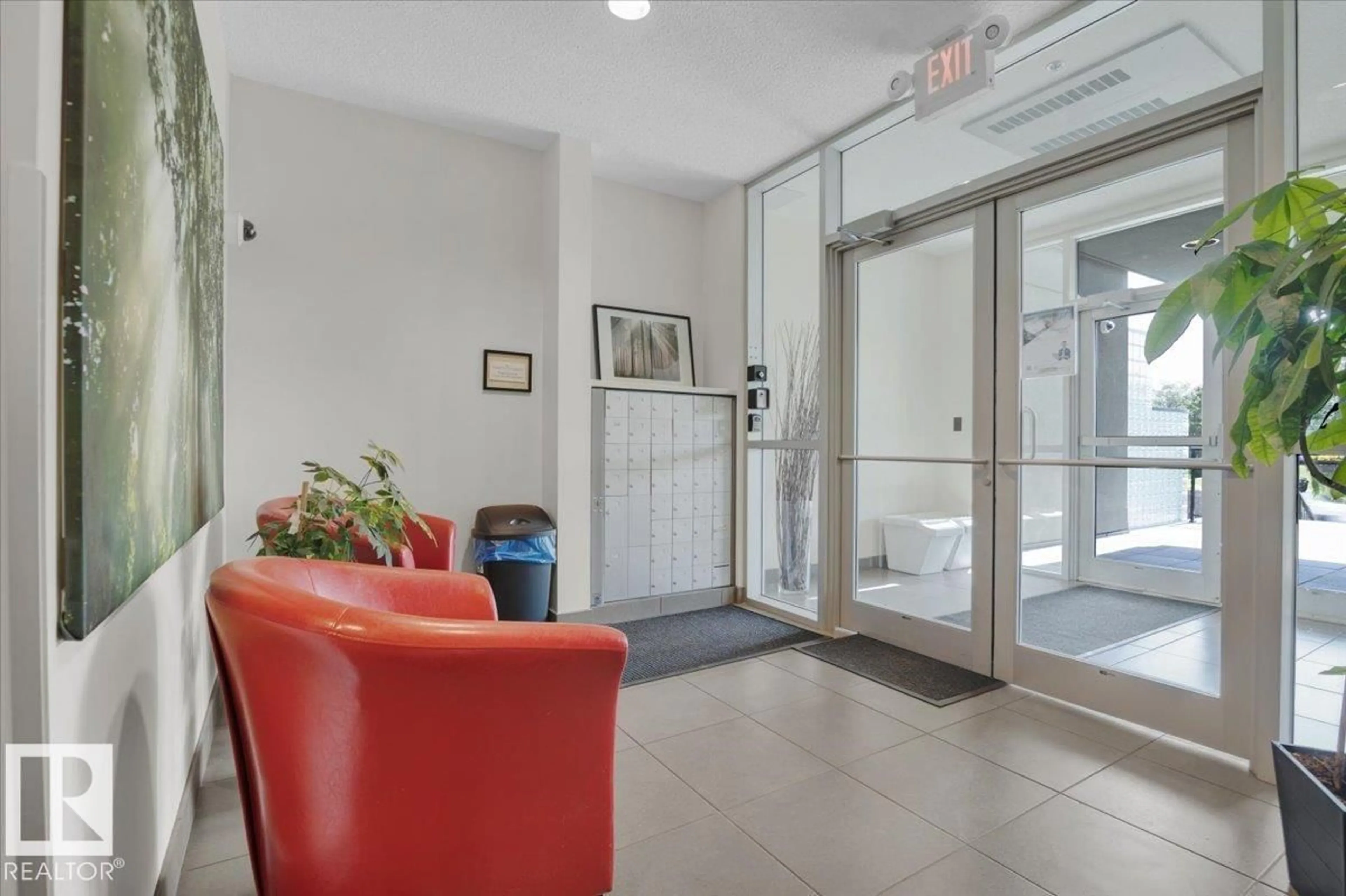 Indoor foyer for #102 - 9316 82 AV, Edmonton Alberta T6C0Z6