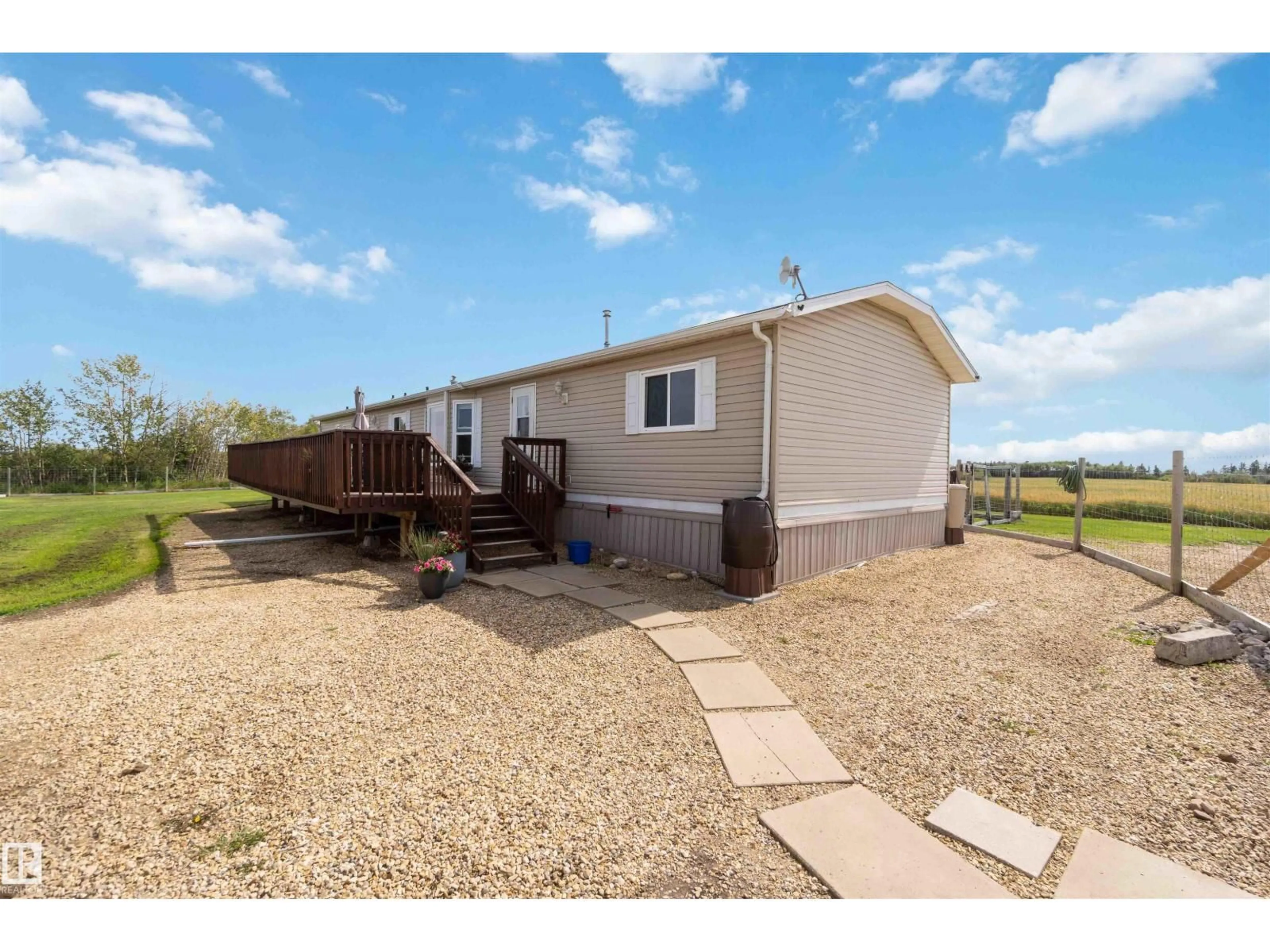 Home with vinyl exterior material, water/lake/river/ocean view for 55123 HWY 44, Rural Sturgeon County Alberta T8T0K5