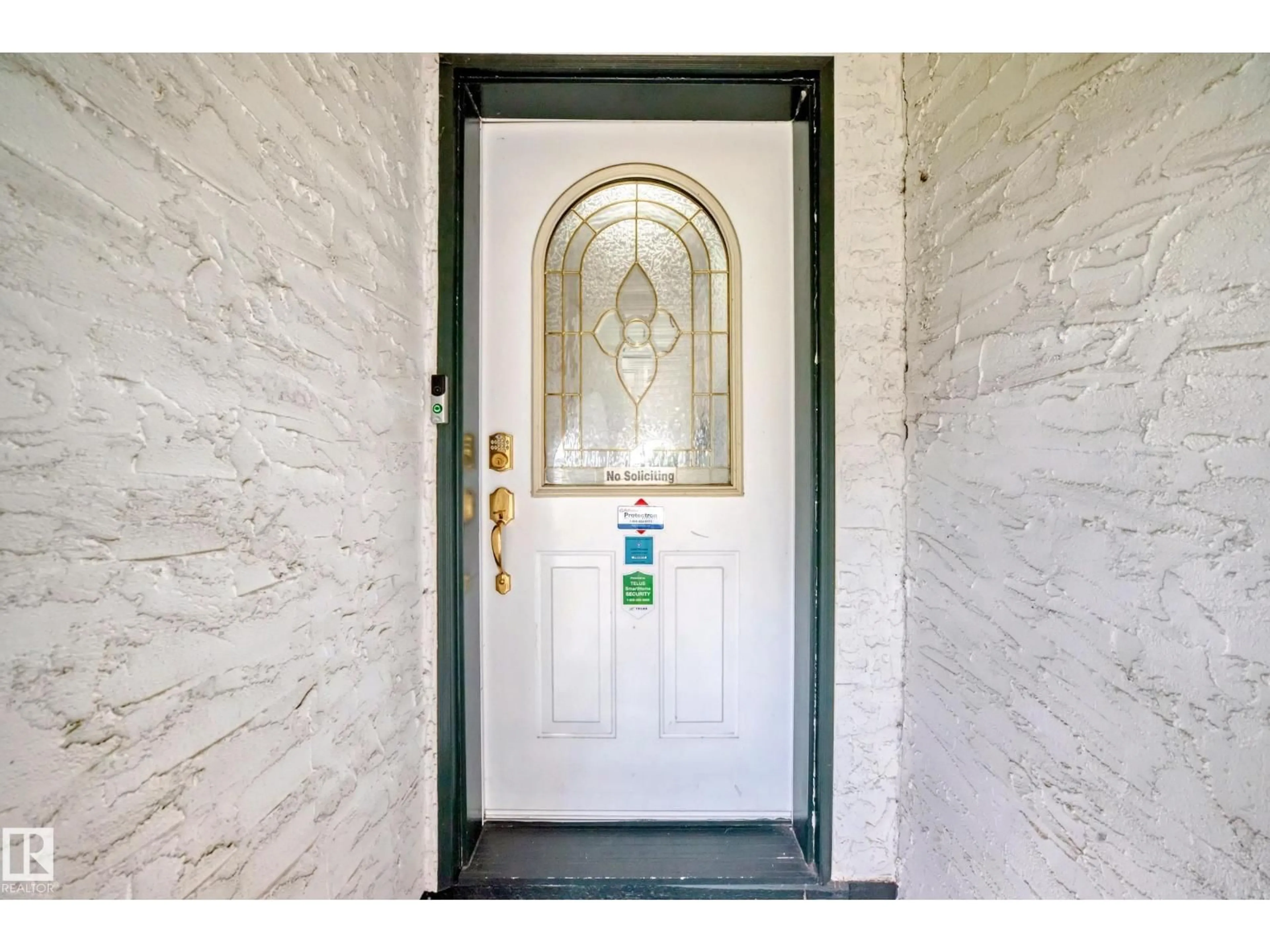 Indoor entryway for 3548 33 AV, Edmonton Alberta T6L5G6