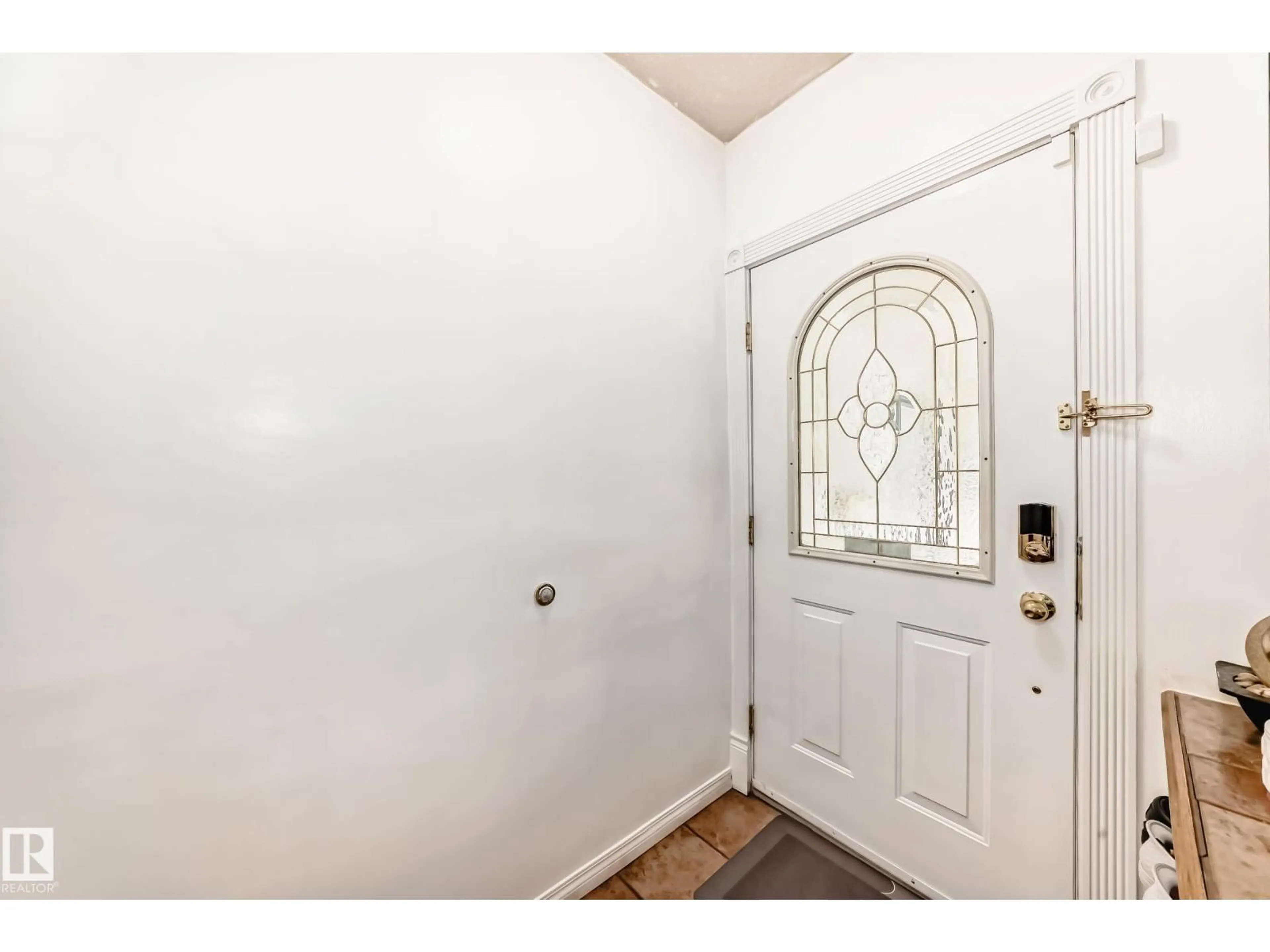 Indoor entryway for 3548 33 AV, Edmonton Alberta T6L5G6