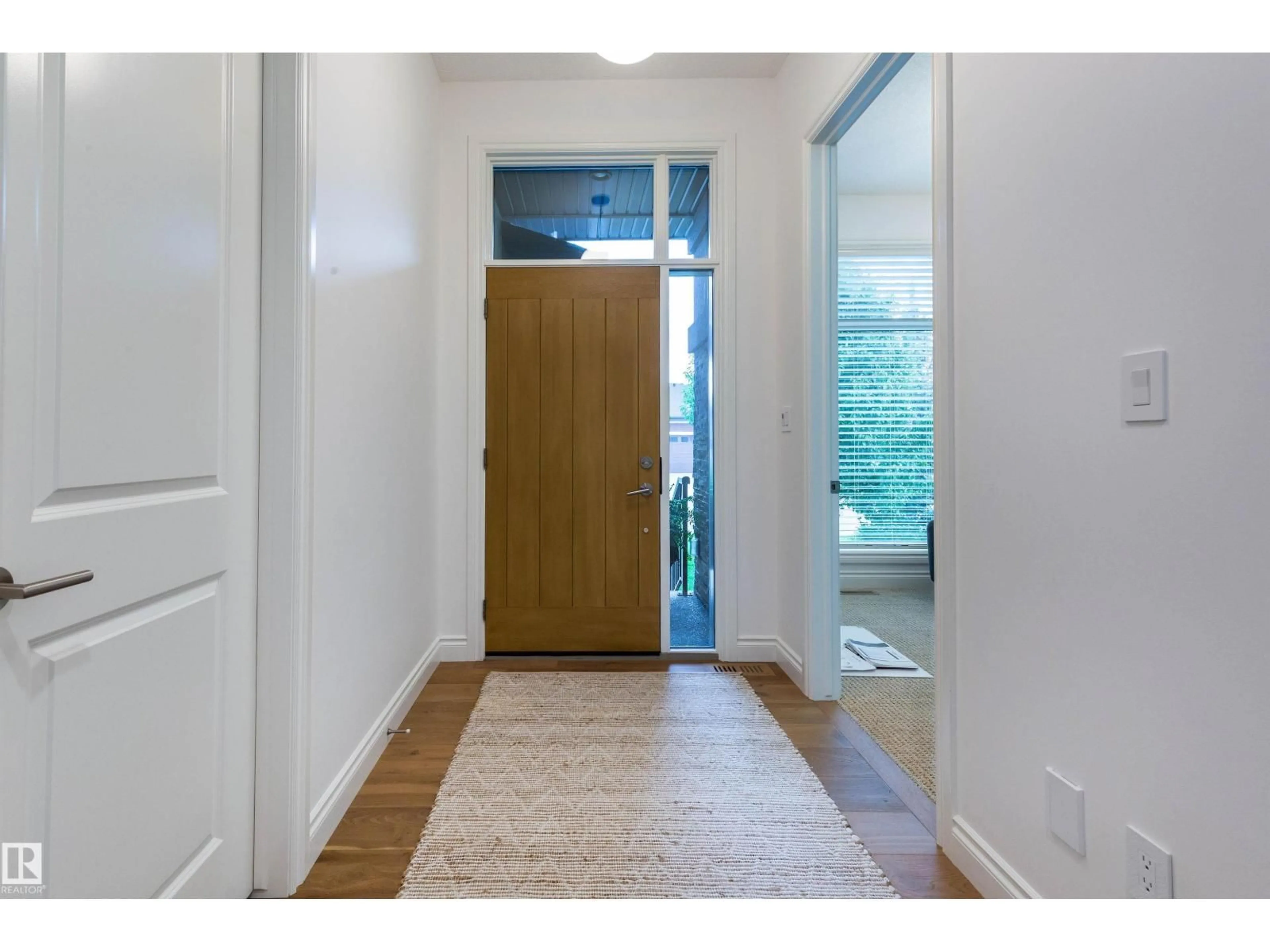 Indoor entryway for 908 WOOD PL, Edmonton Alberta T6W3G8