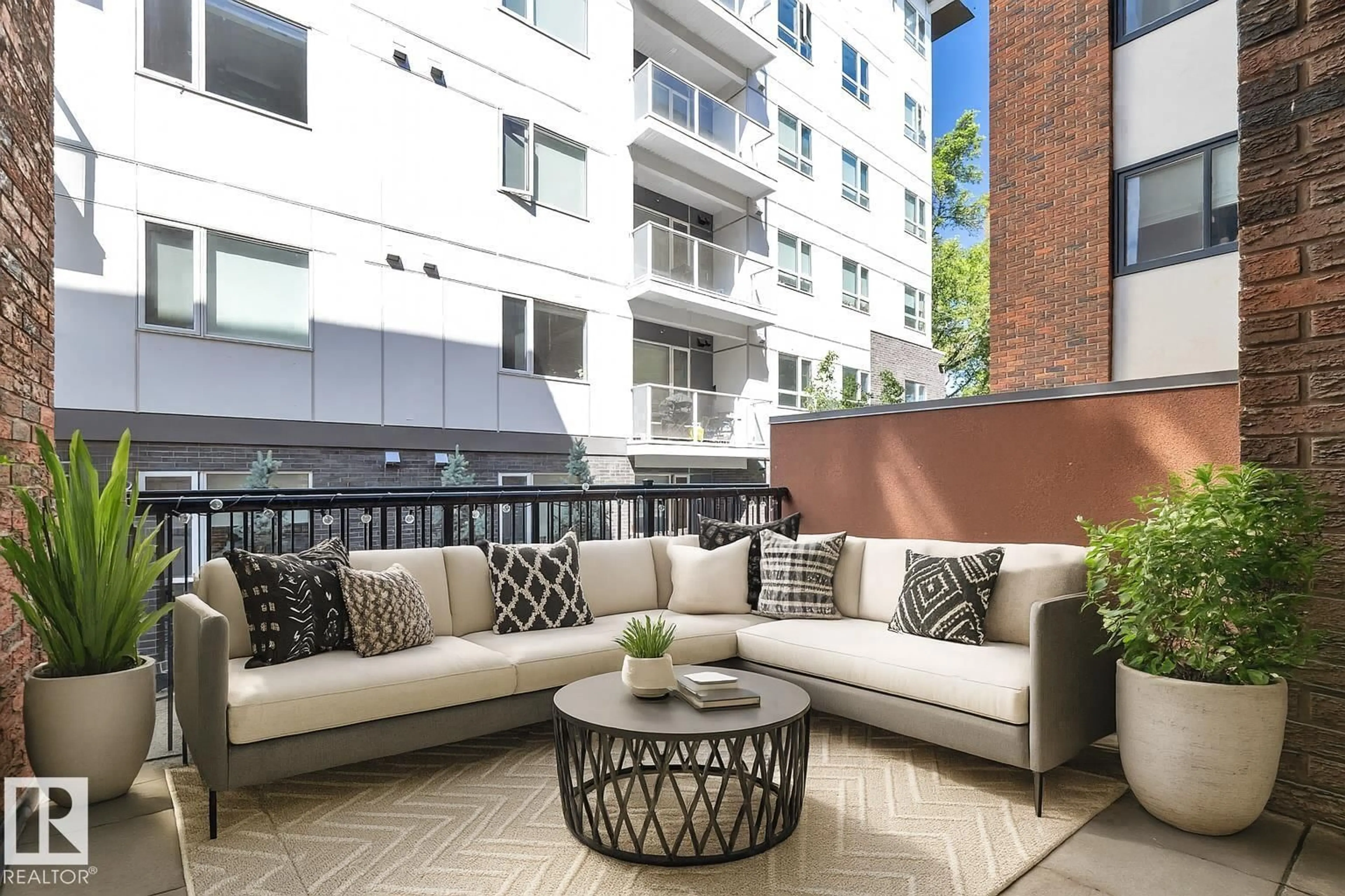 Patio, street for 105 - 11011 86 AV, Edmonton Alberta T6G0X1
