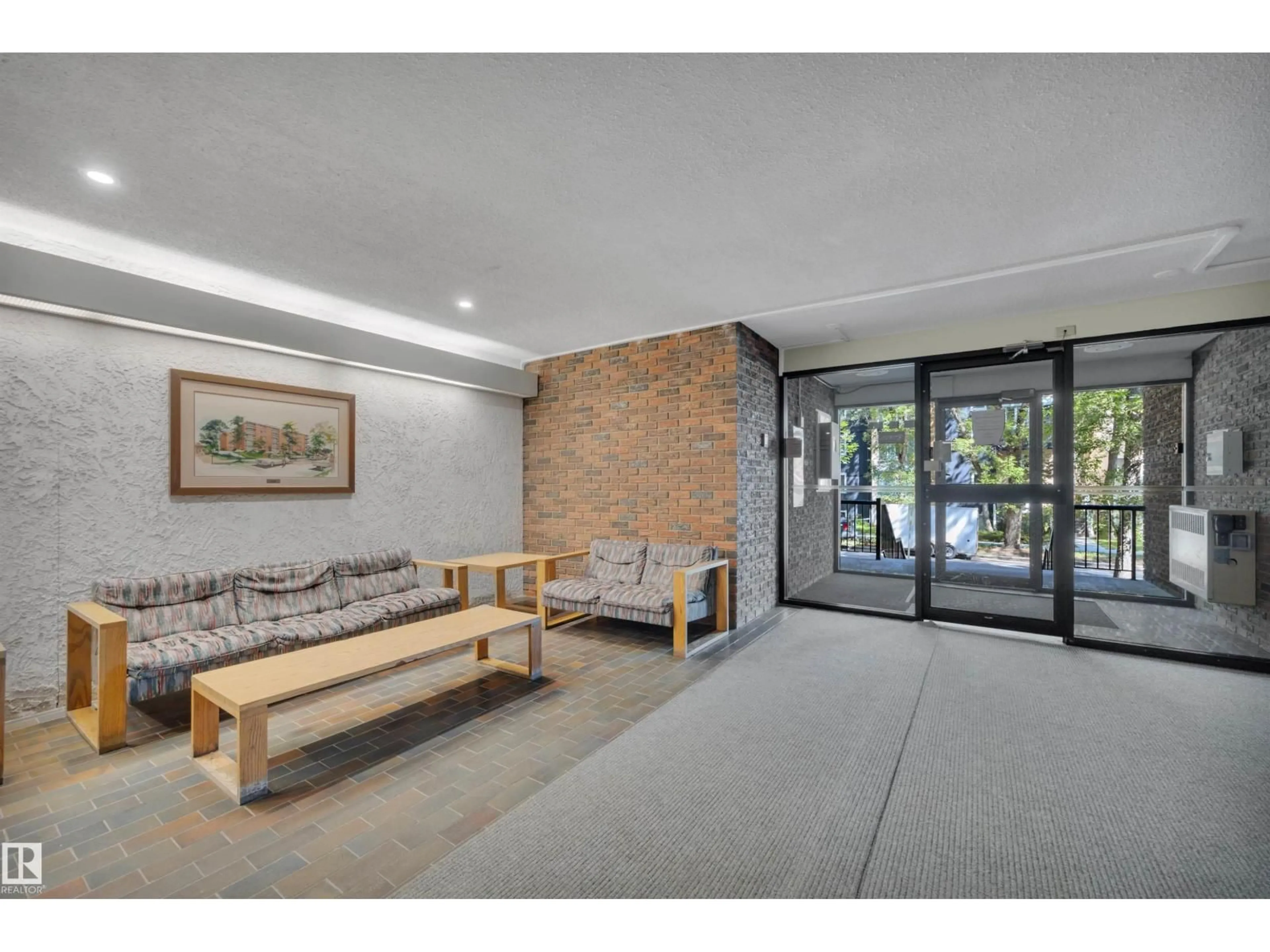 Indoor foyer for 105 - 11011 86 AV, Edmonton Alberta T6G0X1