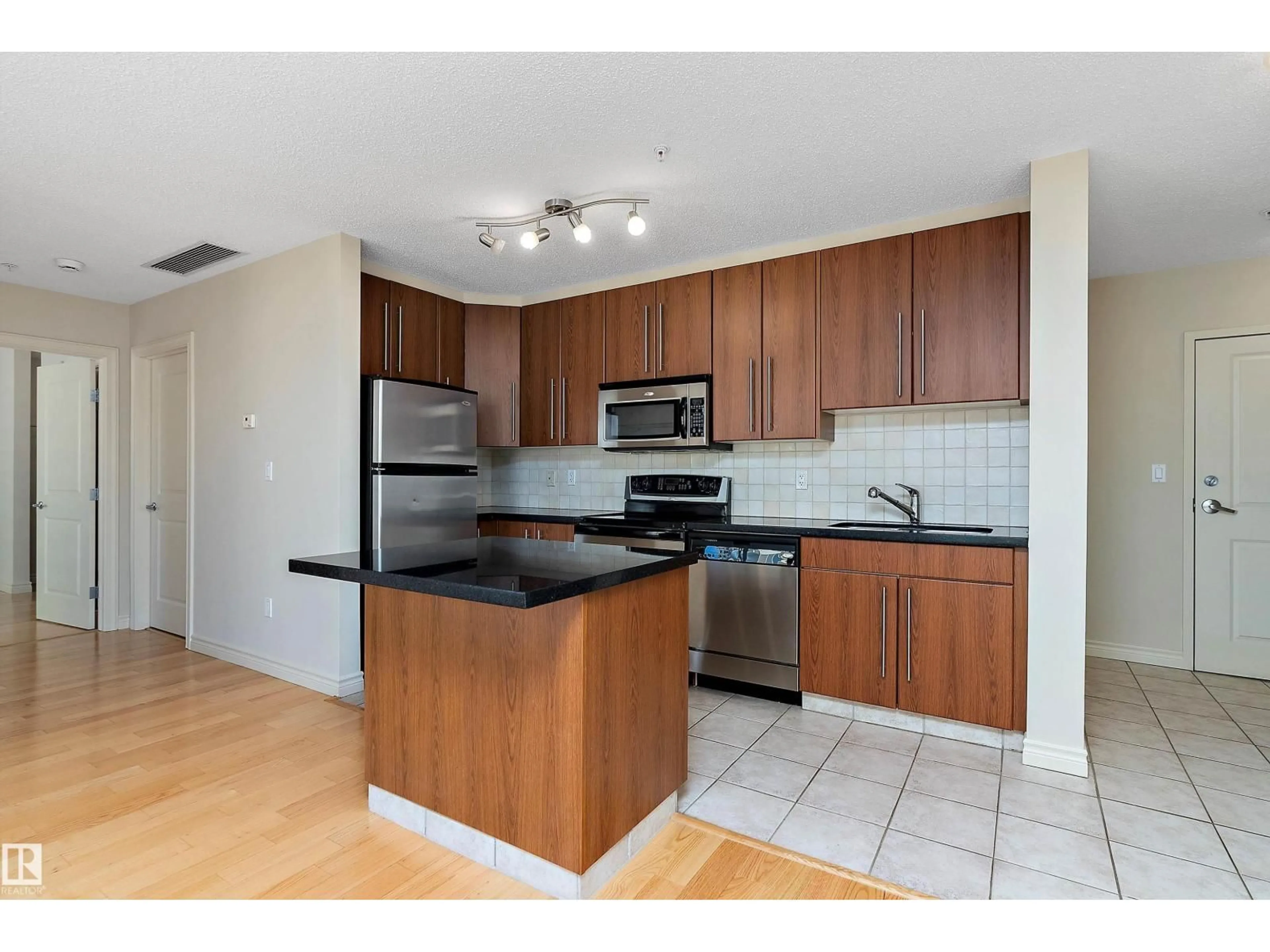 Standard kitchen, unknown for 1301 - 9819 104 ST, Edmonton Alberta T5K0Y8