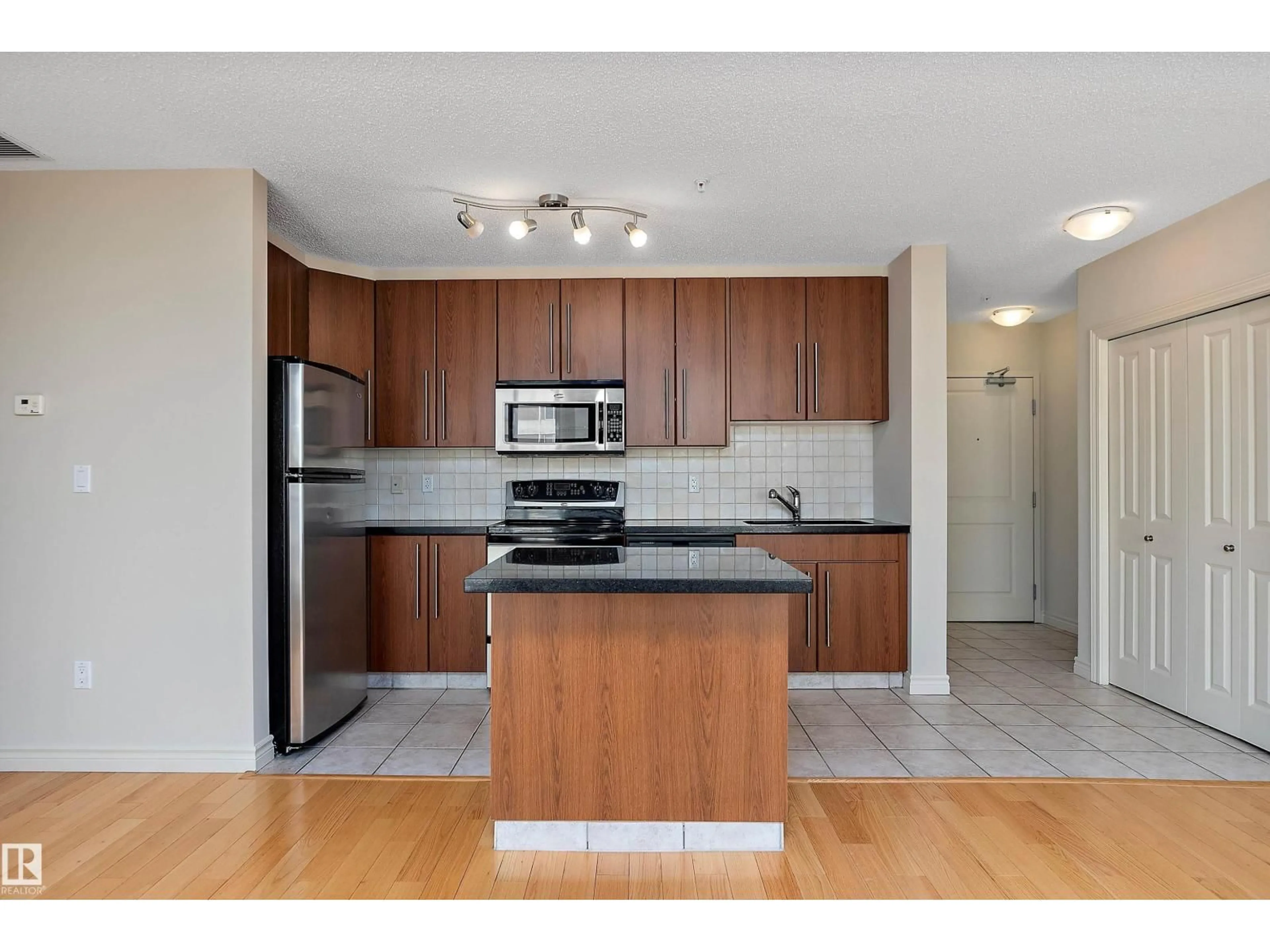 Standard kitchen, unknown for 1301 - 9819 104 ST, Edmonton Alberta T5K0Y8