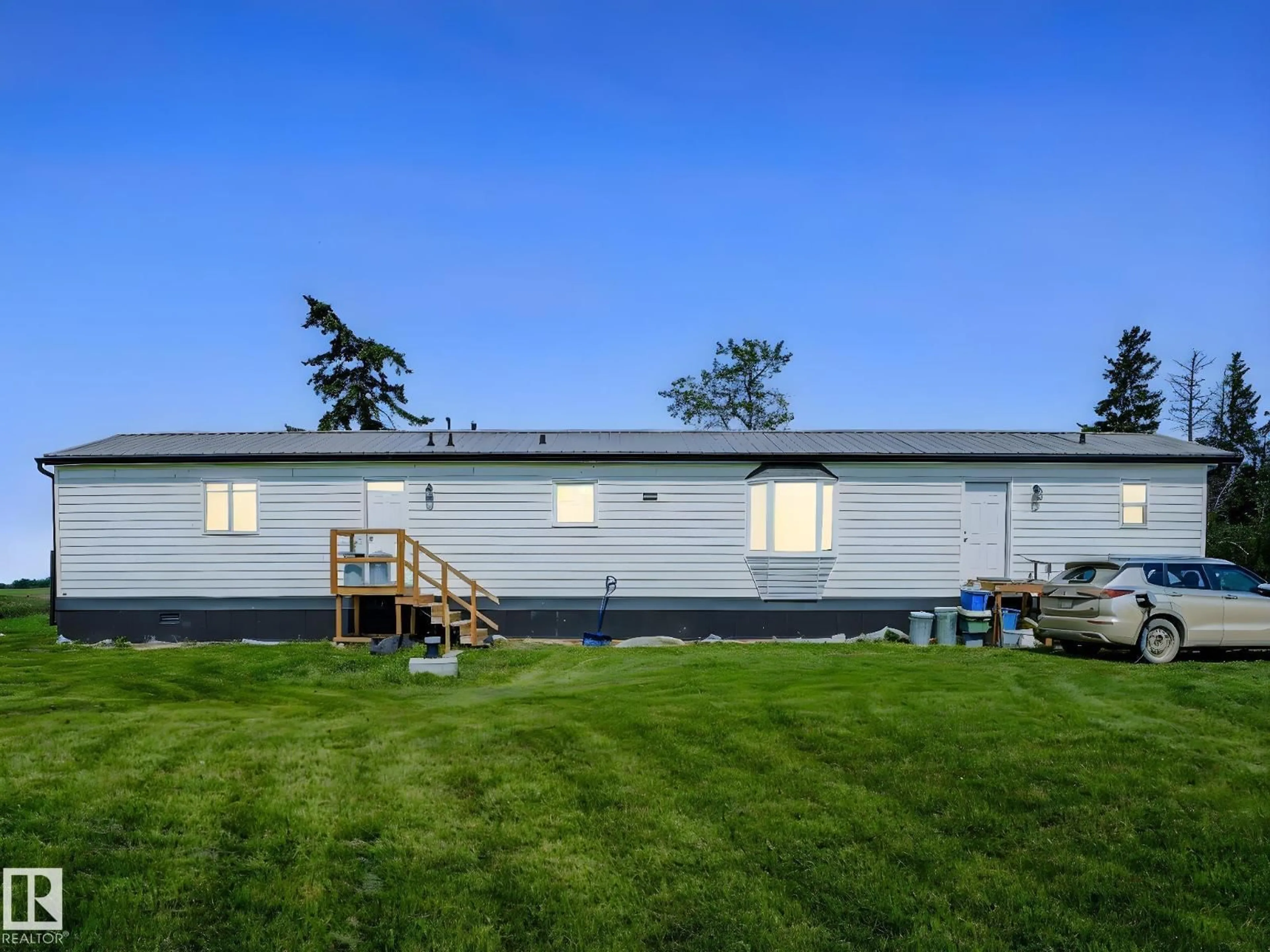 Home with vinyl exterior material, unknown for 56432 HWY 777, Rural Barrhead County Alberta T7N0L6