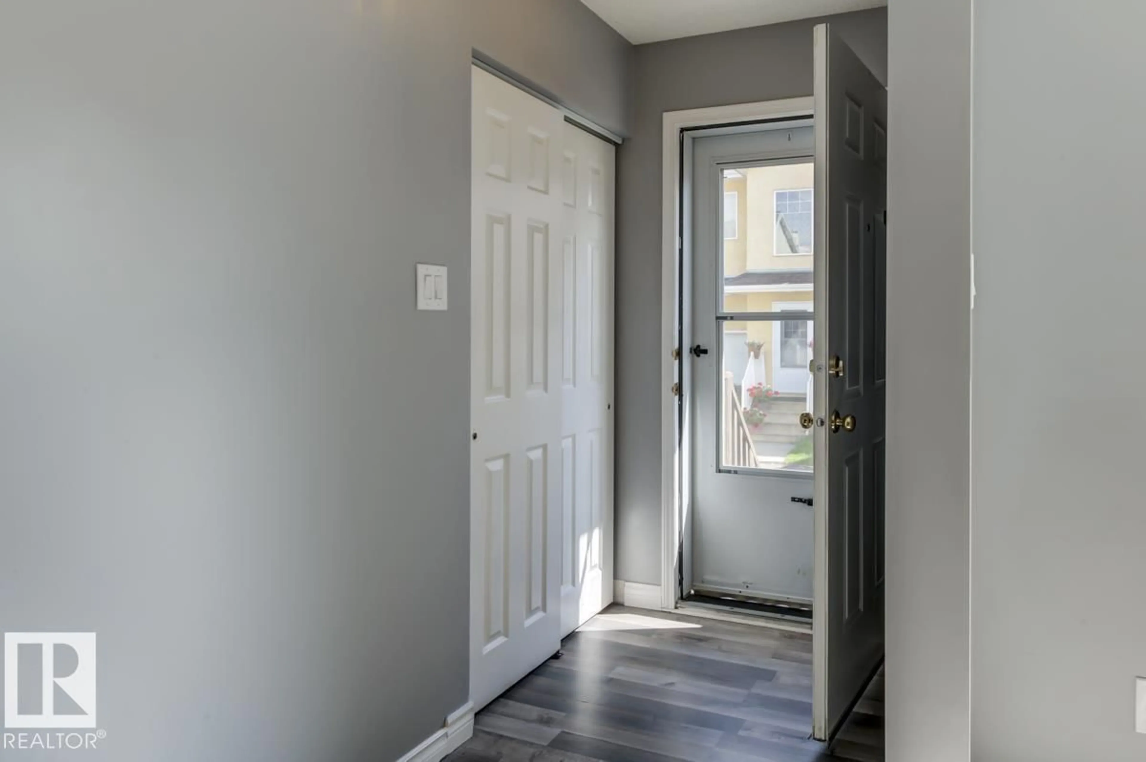 Indoor entryway for NW - 14659 52 ST, Edmonton Alberta T5A4Z7