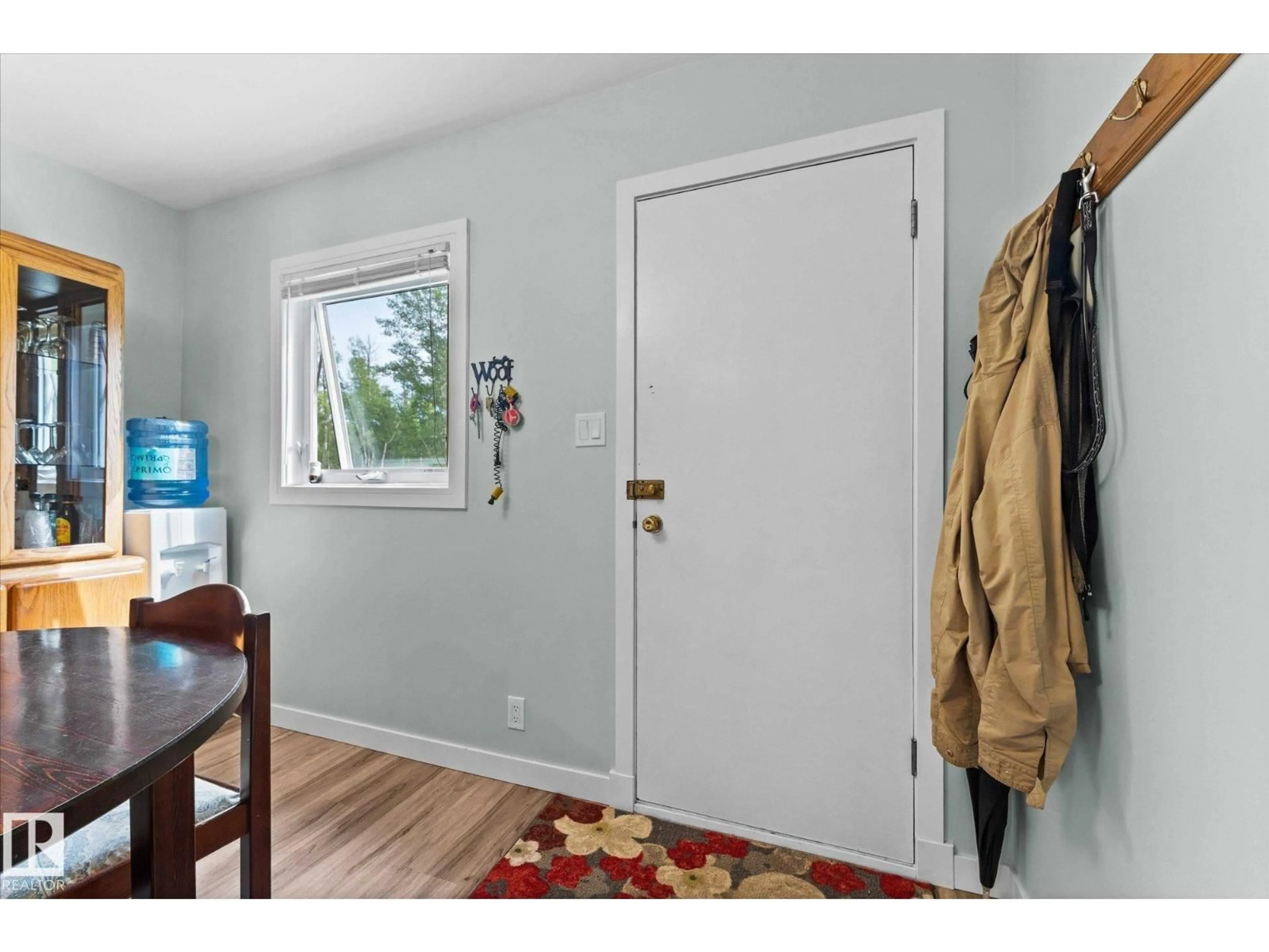 Indoor entryway for 728 7 STREET, Rural Lac Ste. Anne County Alberta T0E1A0