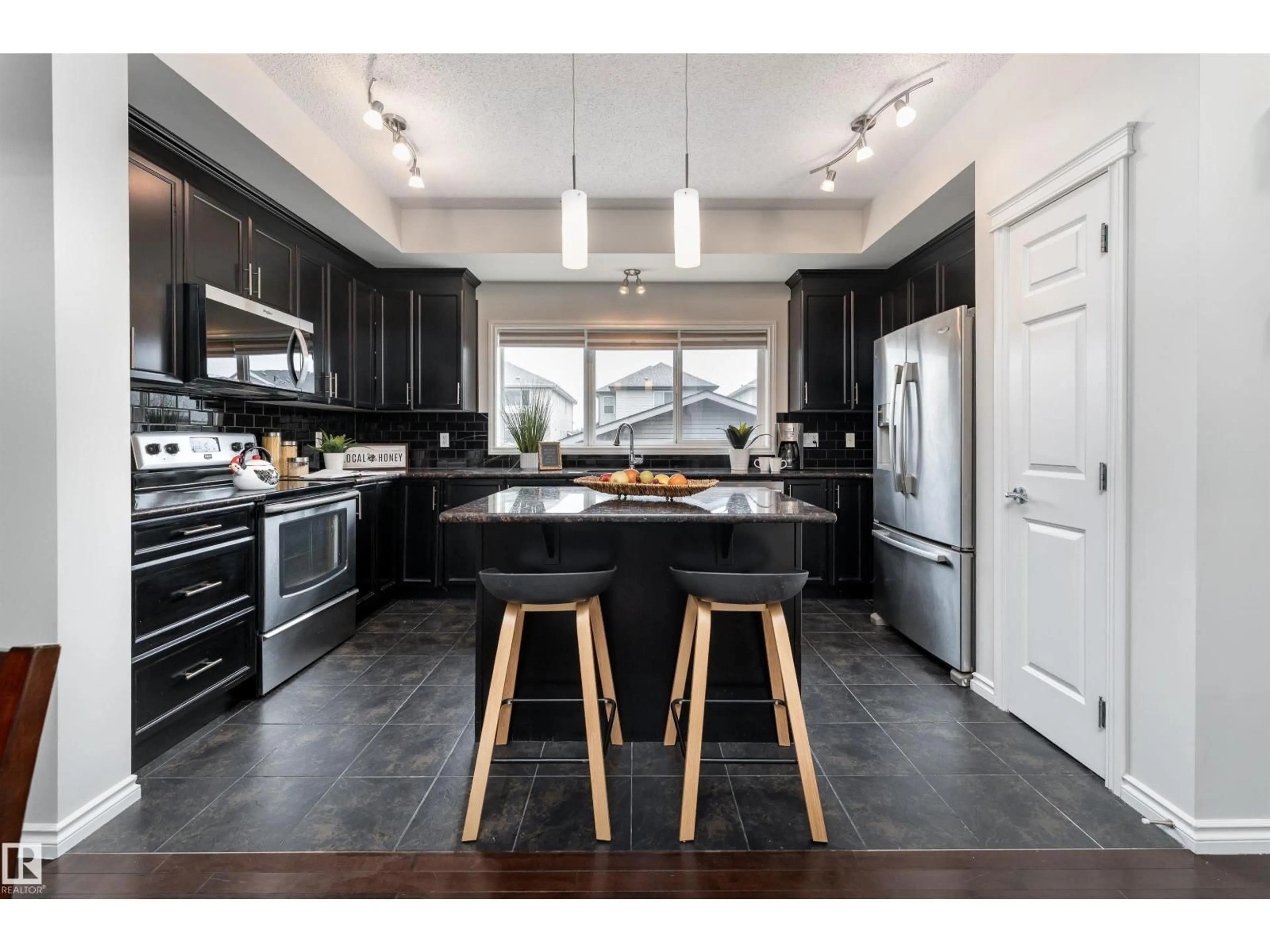 Contemporary kitchen, unknown for 1075 MCCONACHIE BV, Edmonton Alberta T5Y0P7