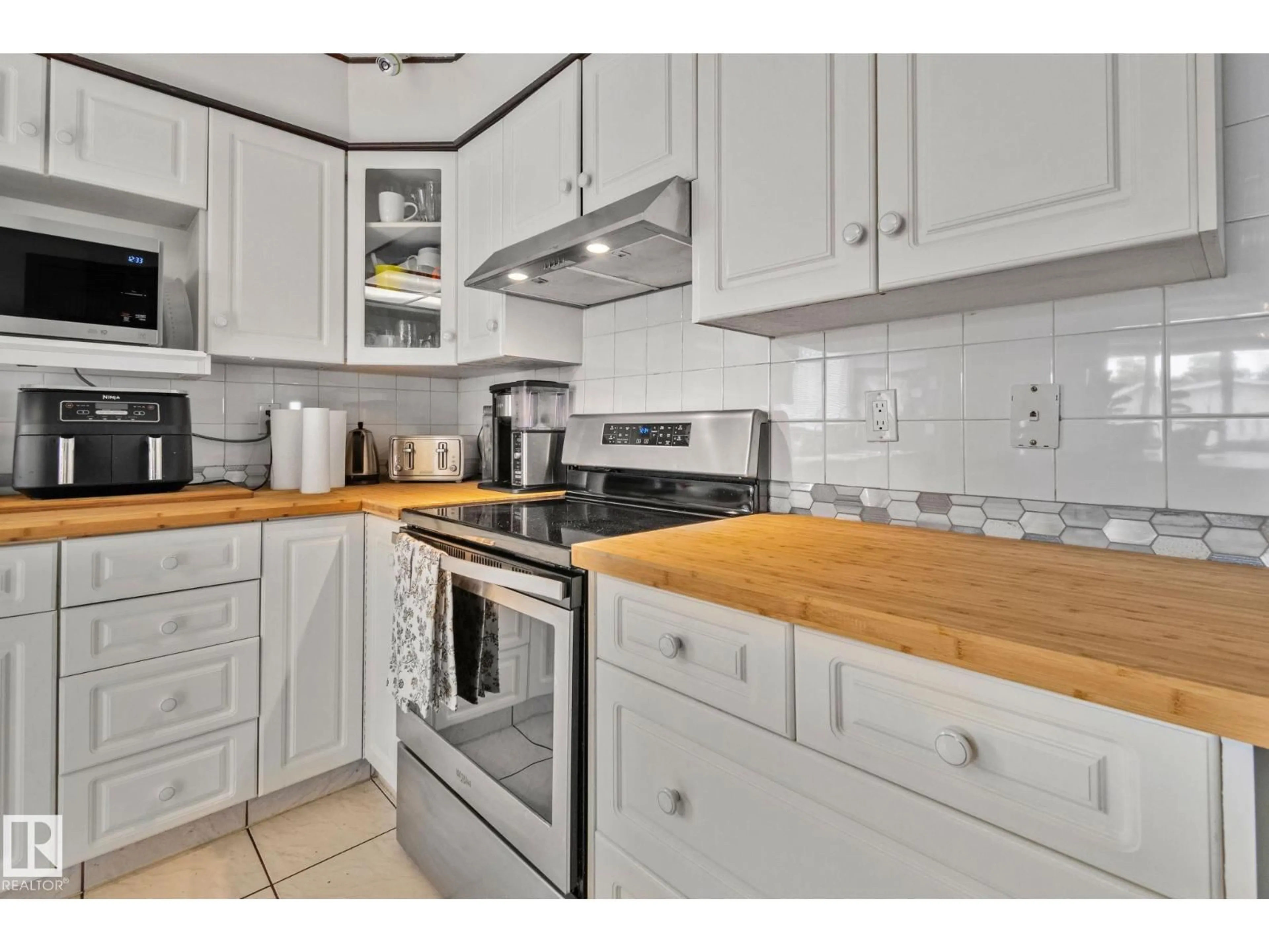 Standard kitchen, unknown for 2051 49A ST, Edmonton Alberta T6L2W9