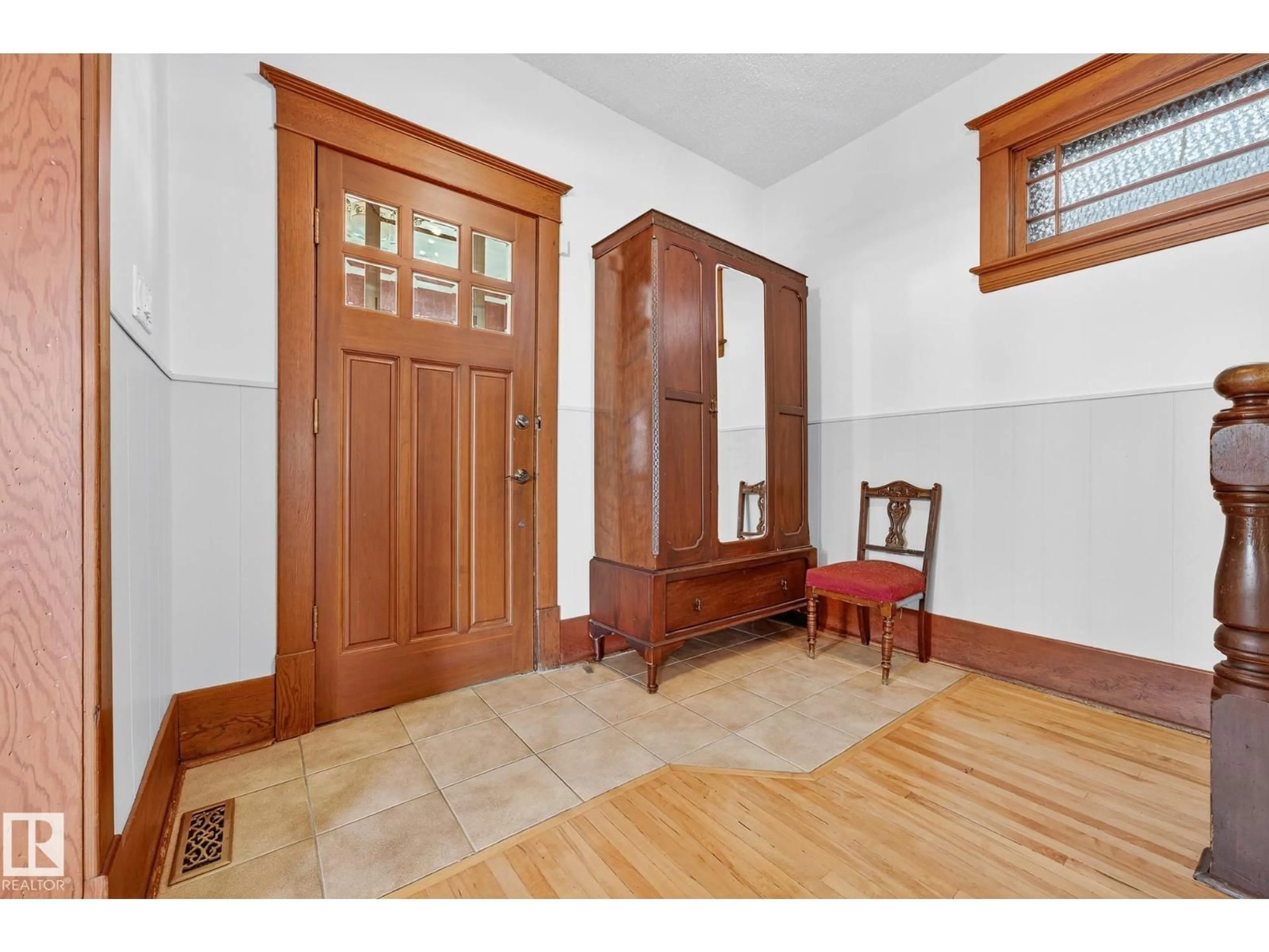 Indoor entryway for 9120 80 AV, Edmonton Alberta T6C0T8