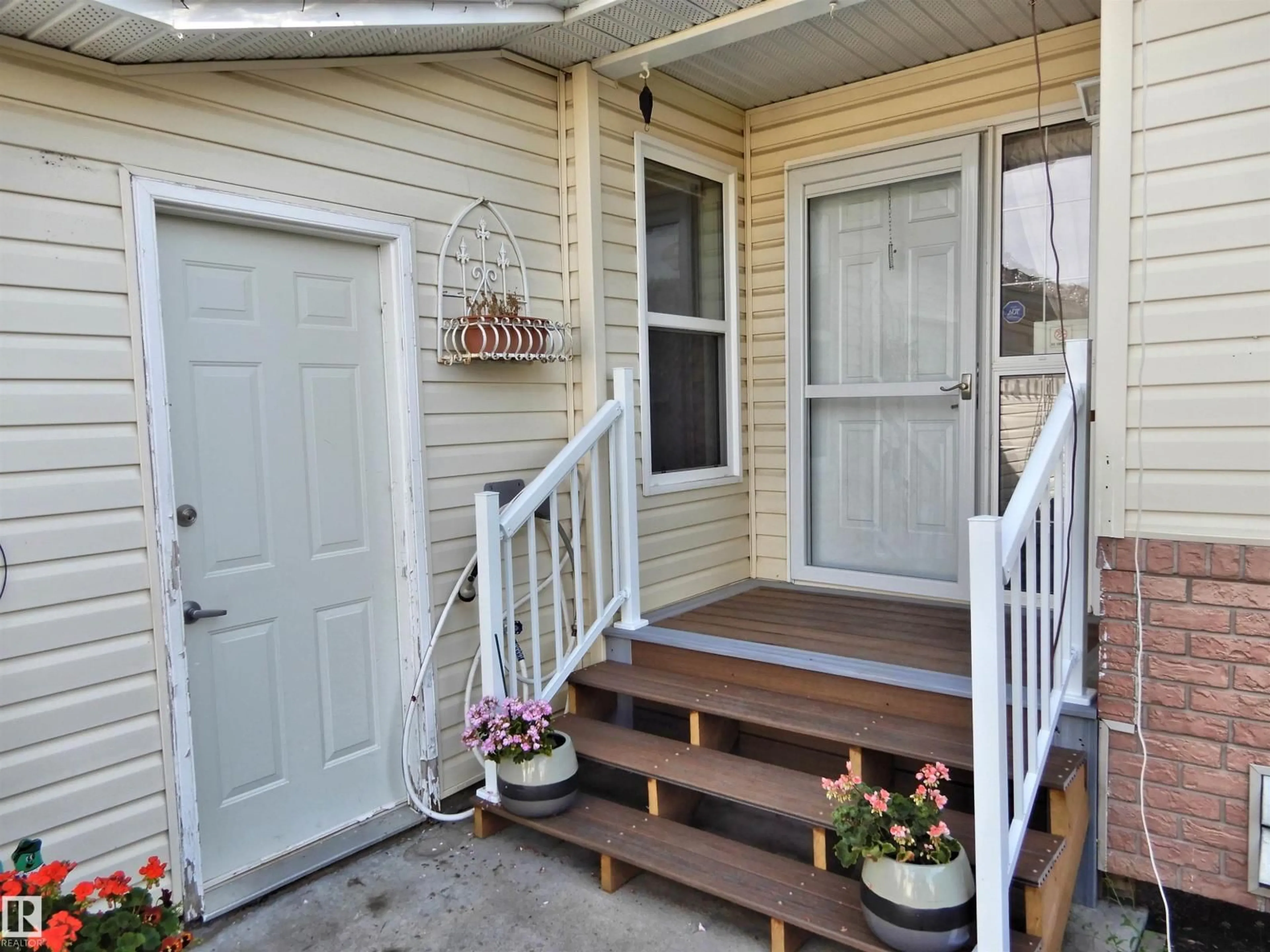 Indoor entryway for 10111 105 ST, Morinville Alberta T8R1V8