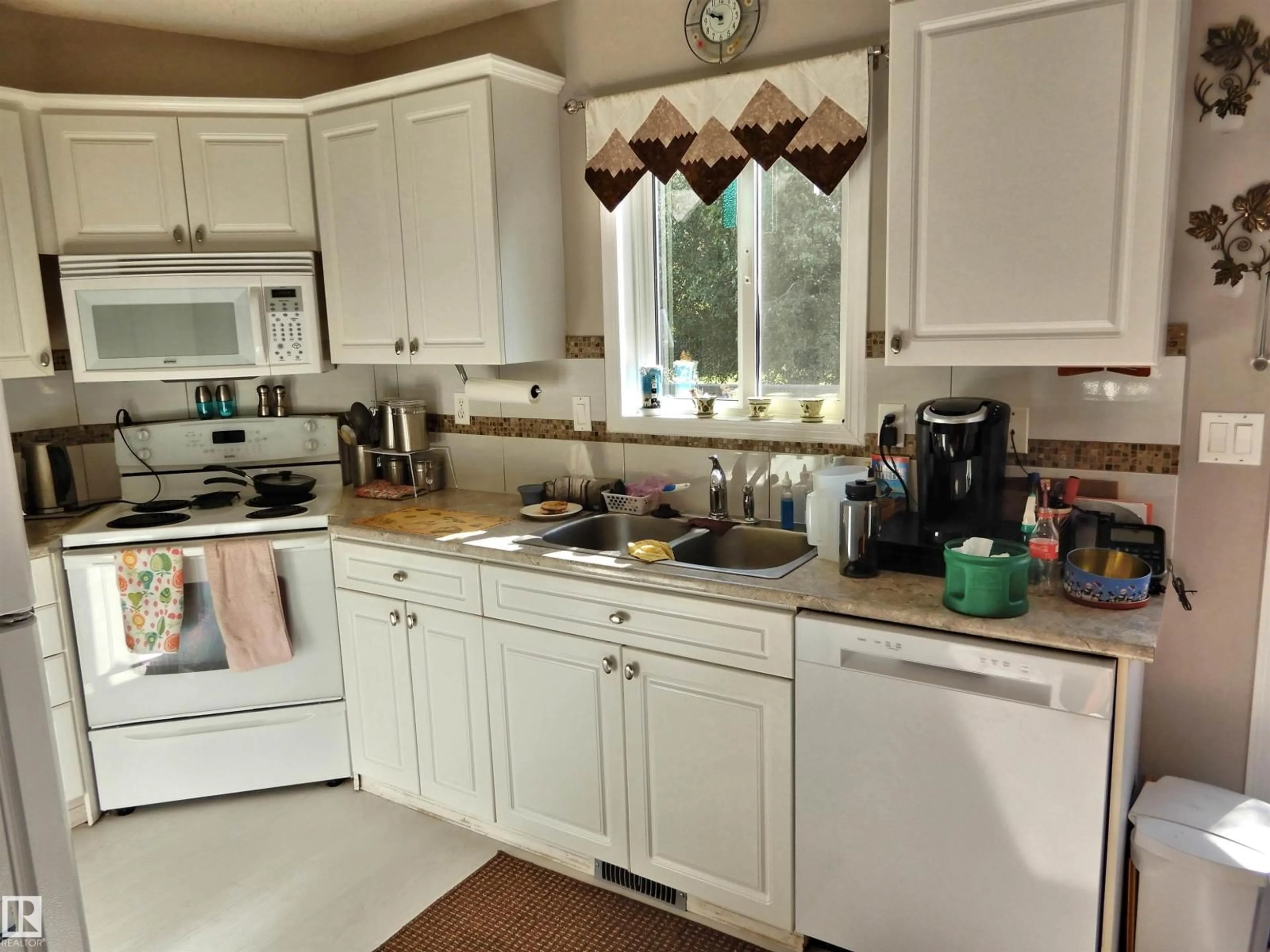 Standard kitchen, unknown for 10111 105 ST, Morinville Alberta T8R1V8