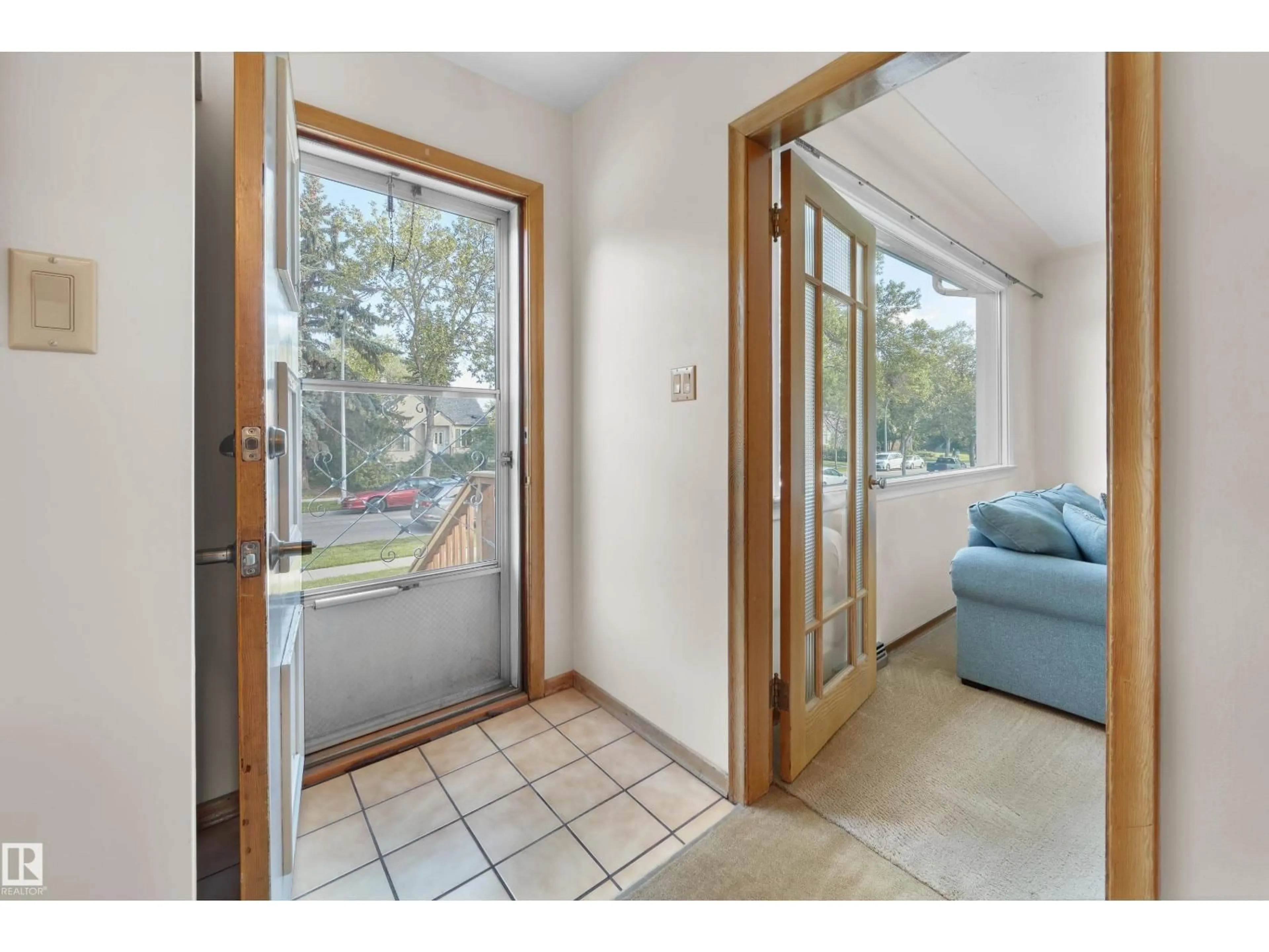 Indoor entryway for 11127 71 AV, Edmonton Alberta T6H3A8