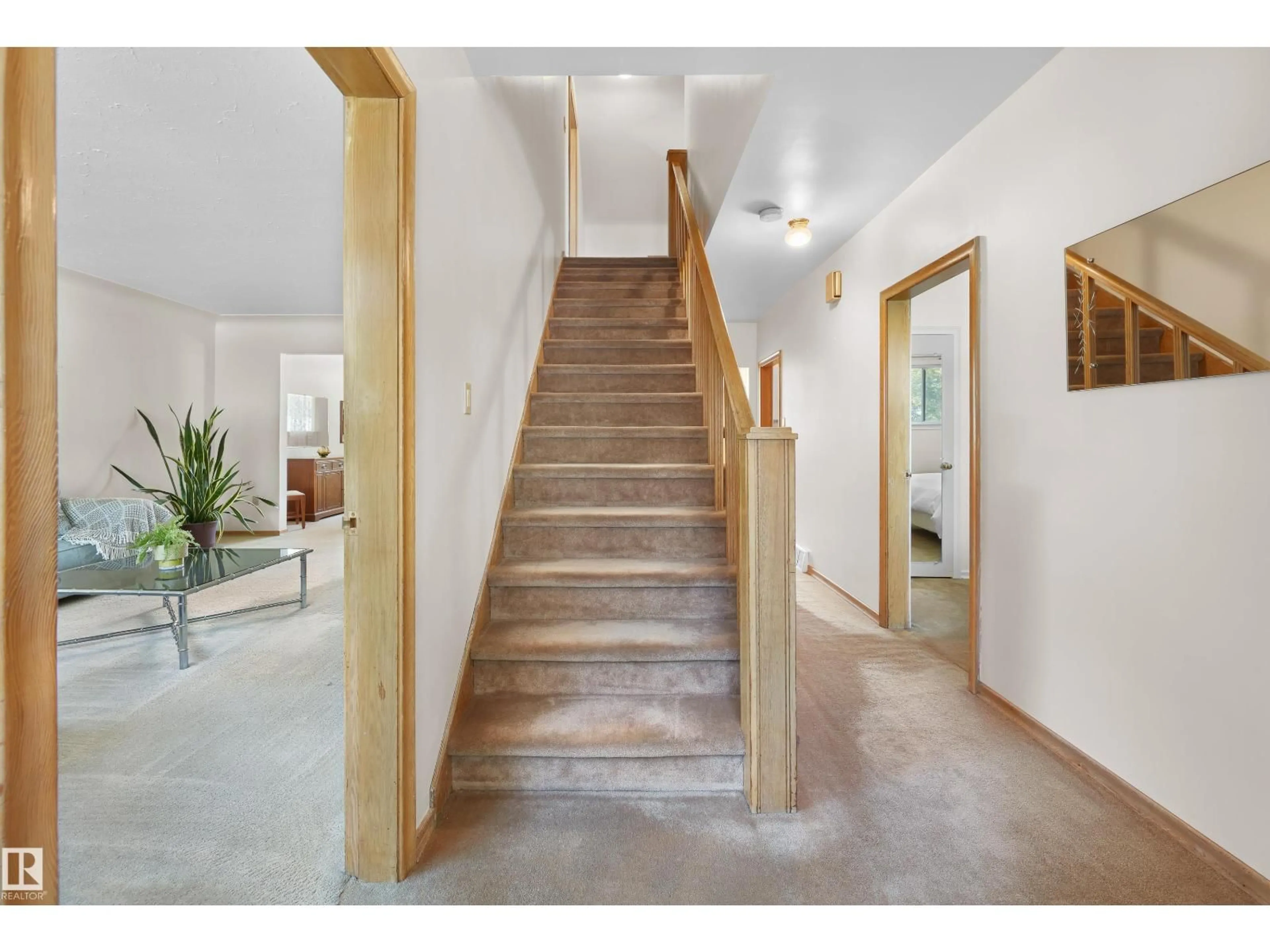 Indoor foyer for 11127 71 AV, Edmonton Alberta T6H3A8