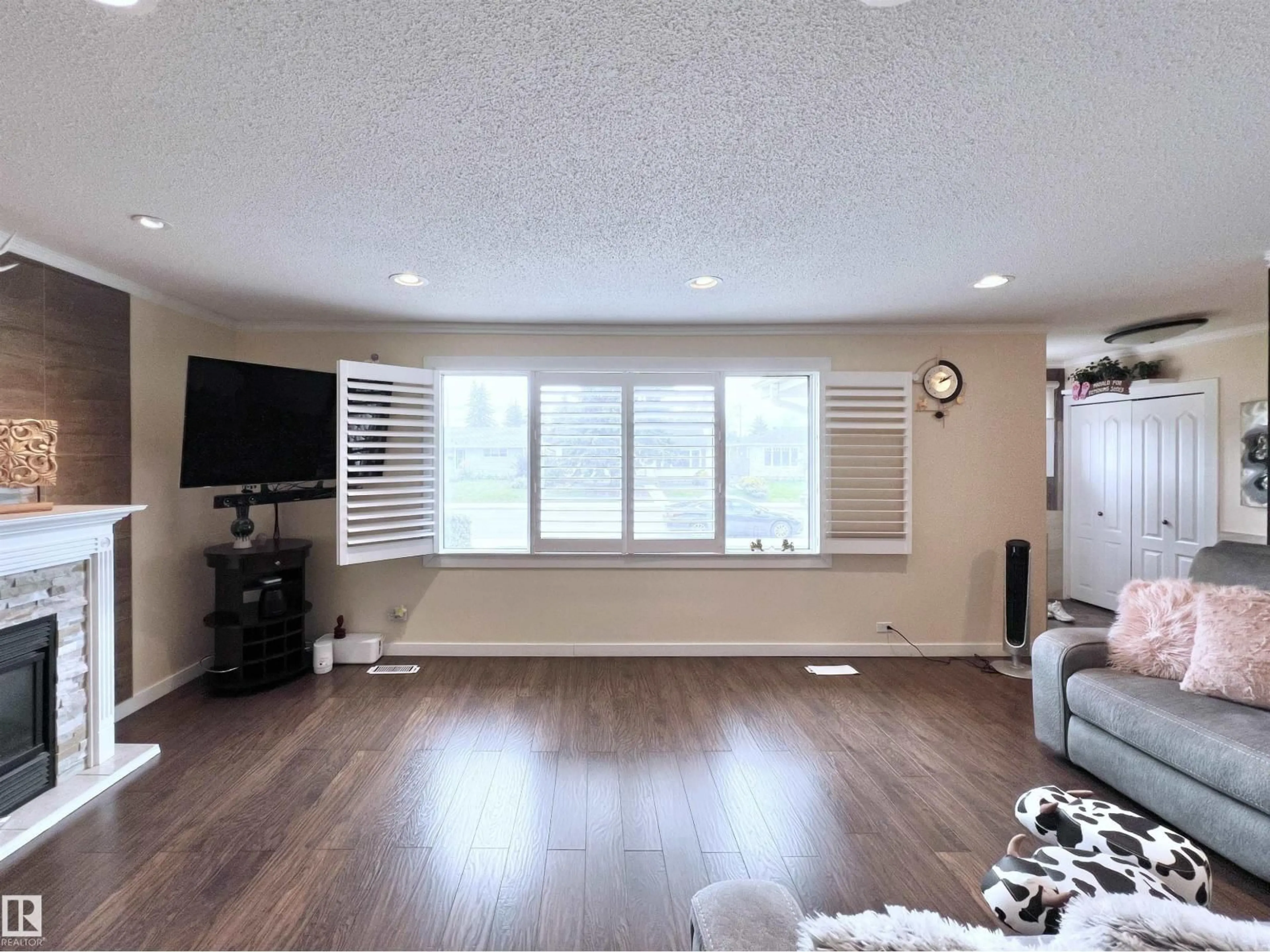 A pic of a room for 11440 MALMO RD, Edmonton Alberta T6H4M2