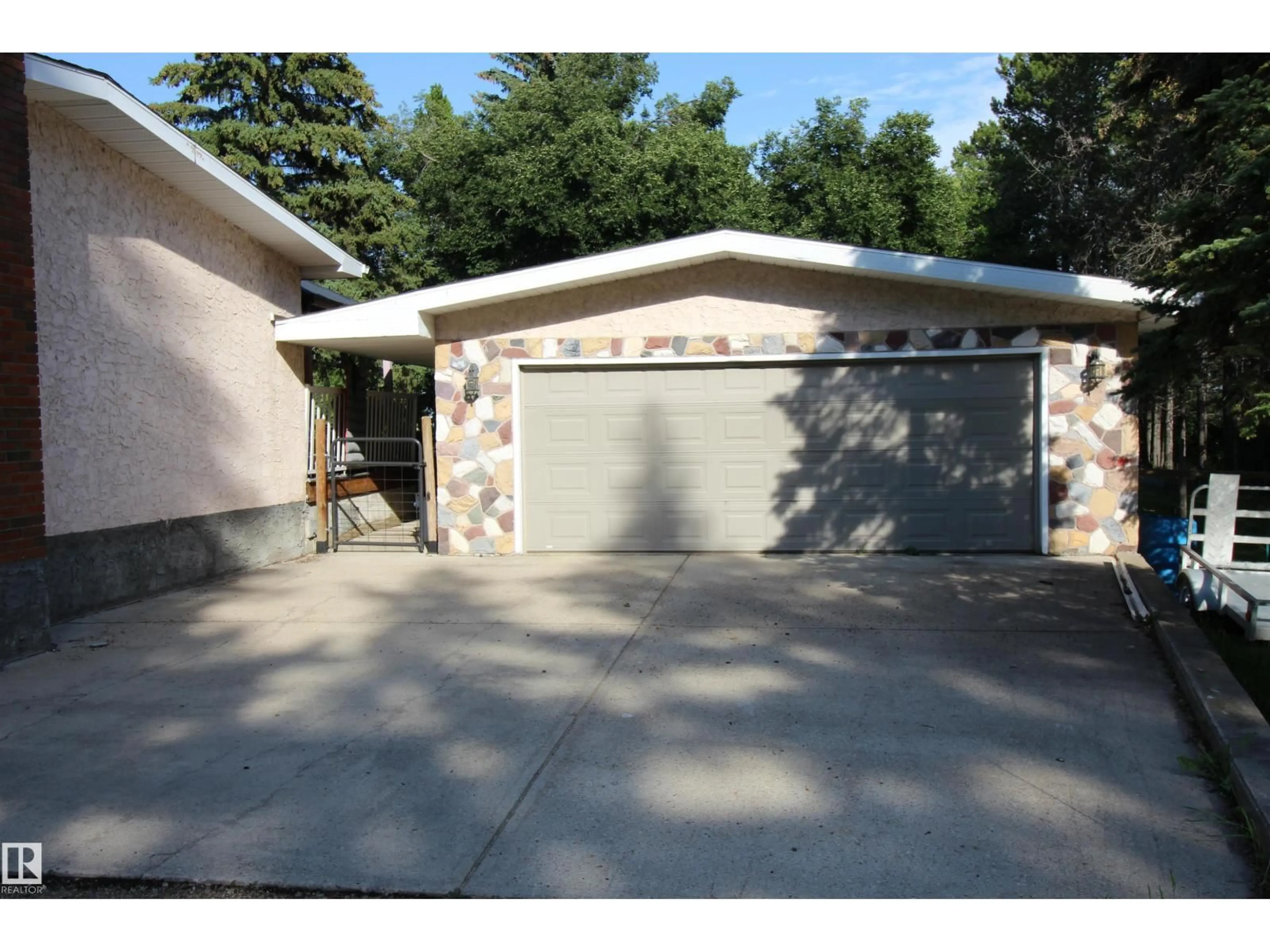 Indoor garage for 5835 BOUNDARY RD, Barrhead Alberta T7N1B9