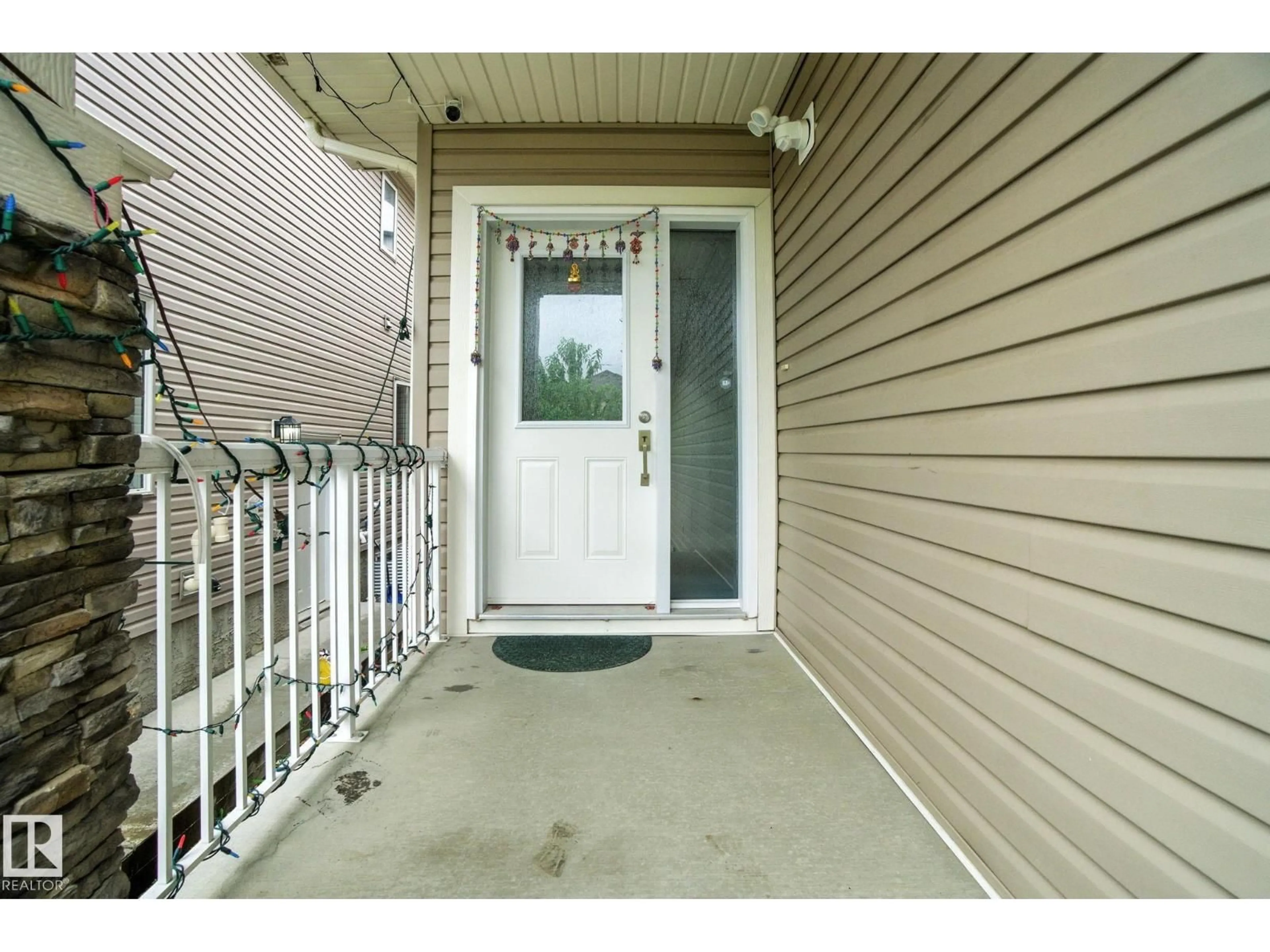 Indoor entryway for 2419 17 AV, Edmonton Alberta T6T2G8