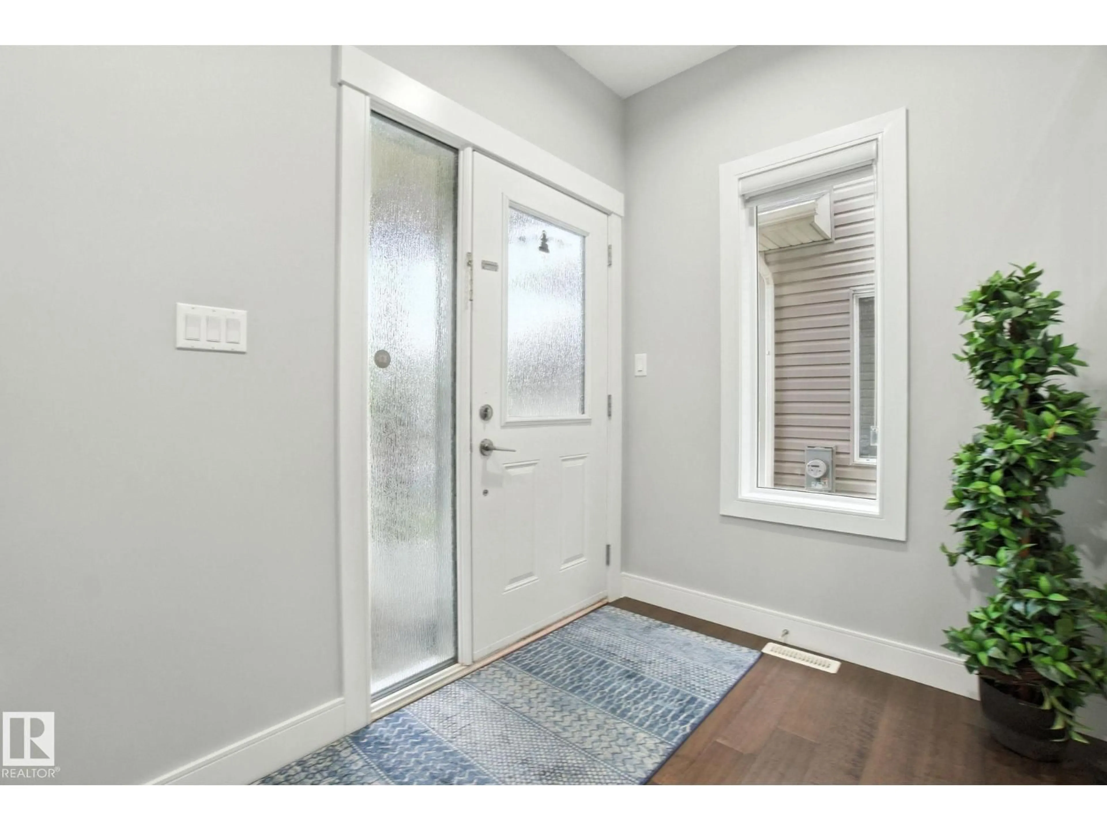 Indoor entryway for 2419 17 AV, Edmonton Alberta T6T2G8