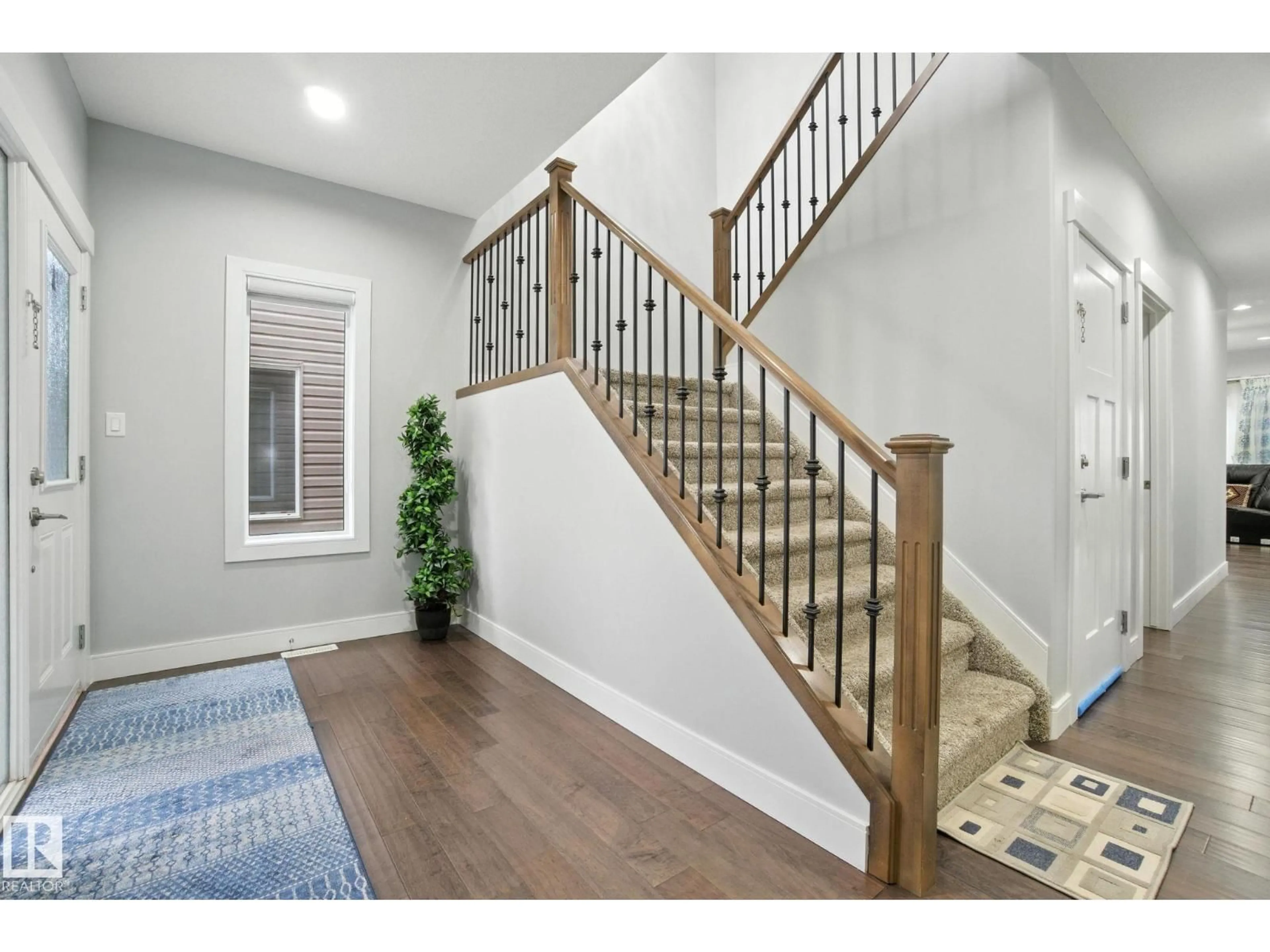 Indoor entryway for 2419 17 AV, Edmonton Alberta T6T2G8