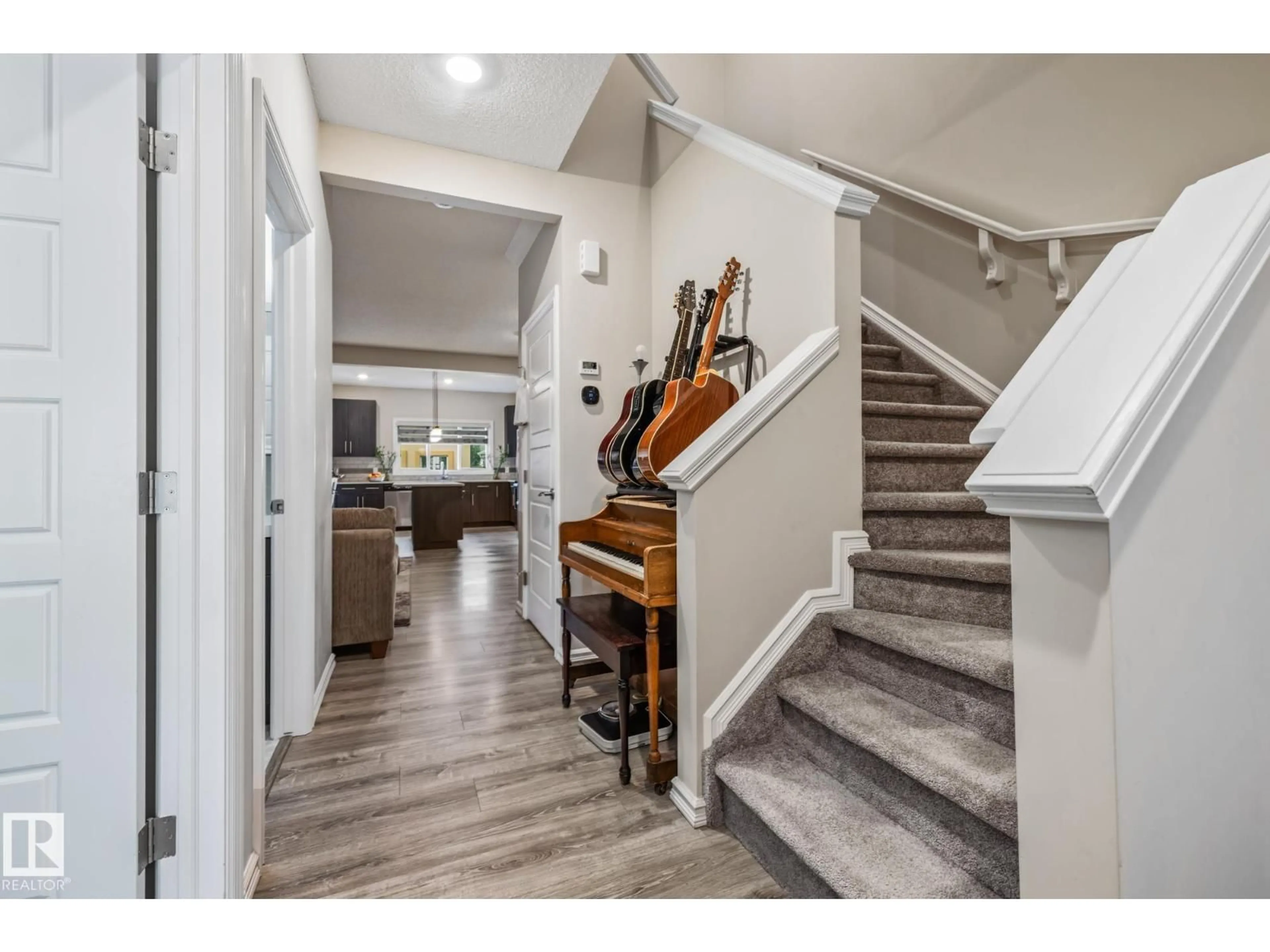 Indoor entryway for 336 DESROCHERS BV, Edmonton Alberta T6W3J1