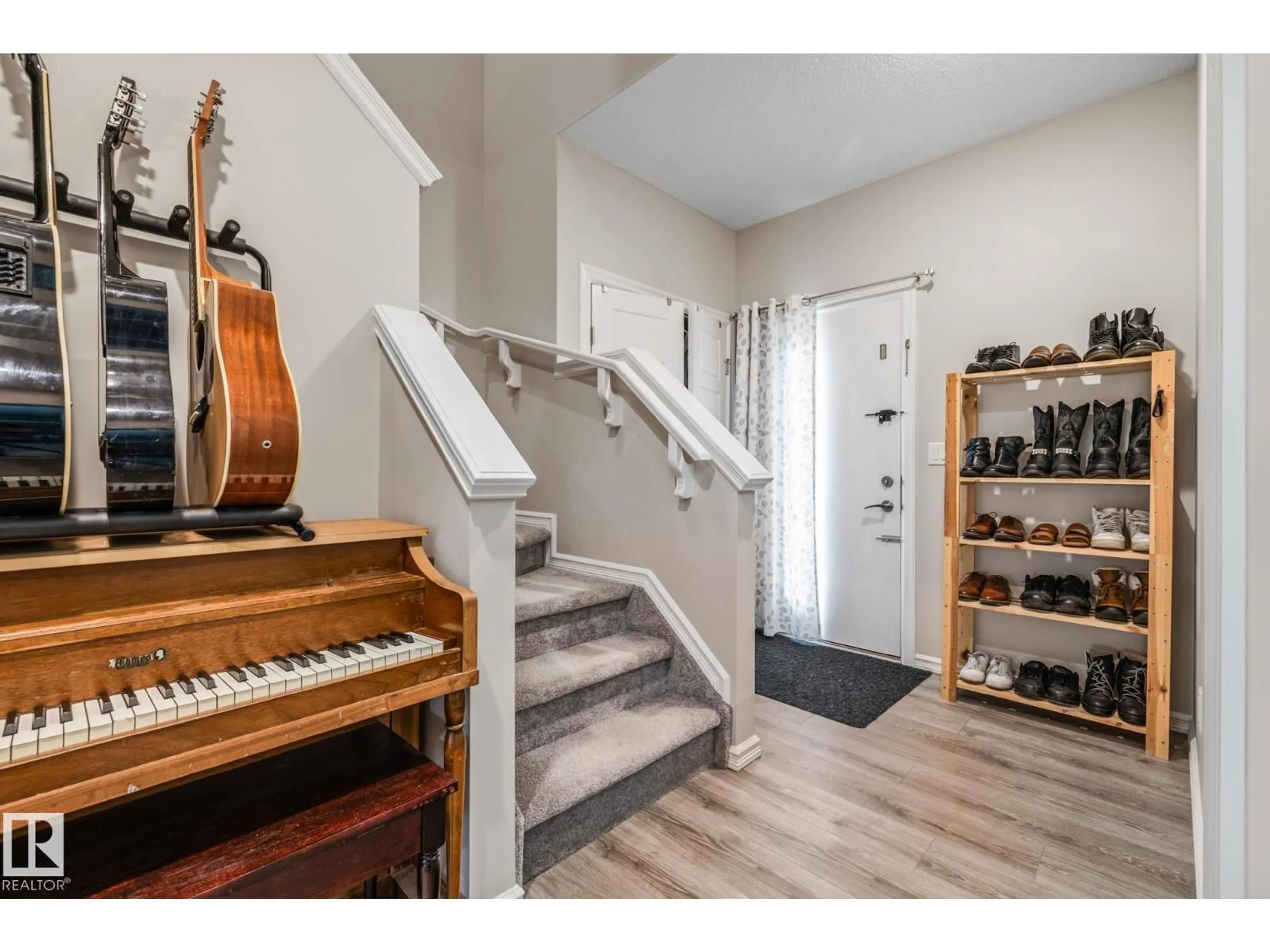 Indoor entryway for 336 DESROCHERS BV, Edmonton Alberta T6W3J1