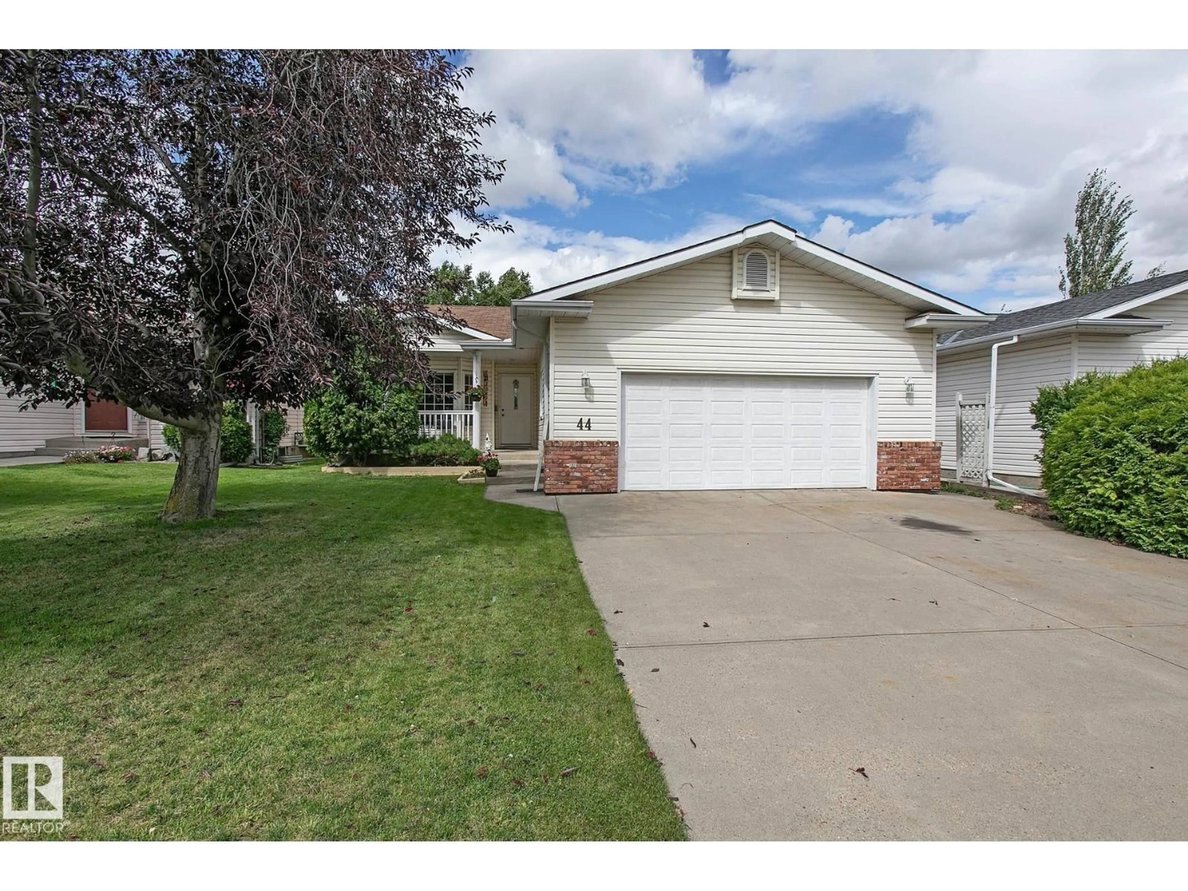 Home with vinyl exterior material, street for 44 CHARLTON RD, Sherwood Park Alberta T8H1P9