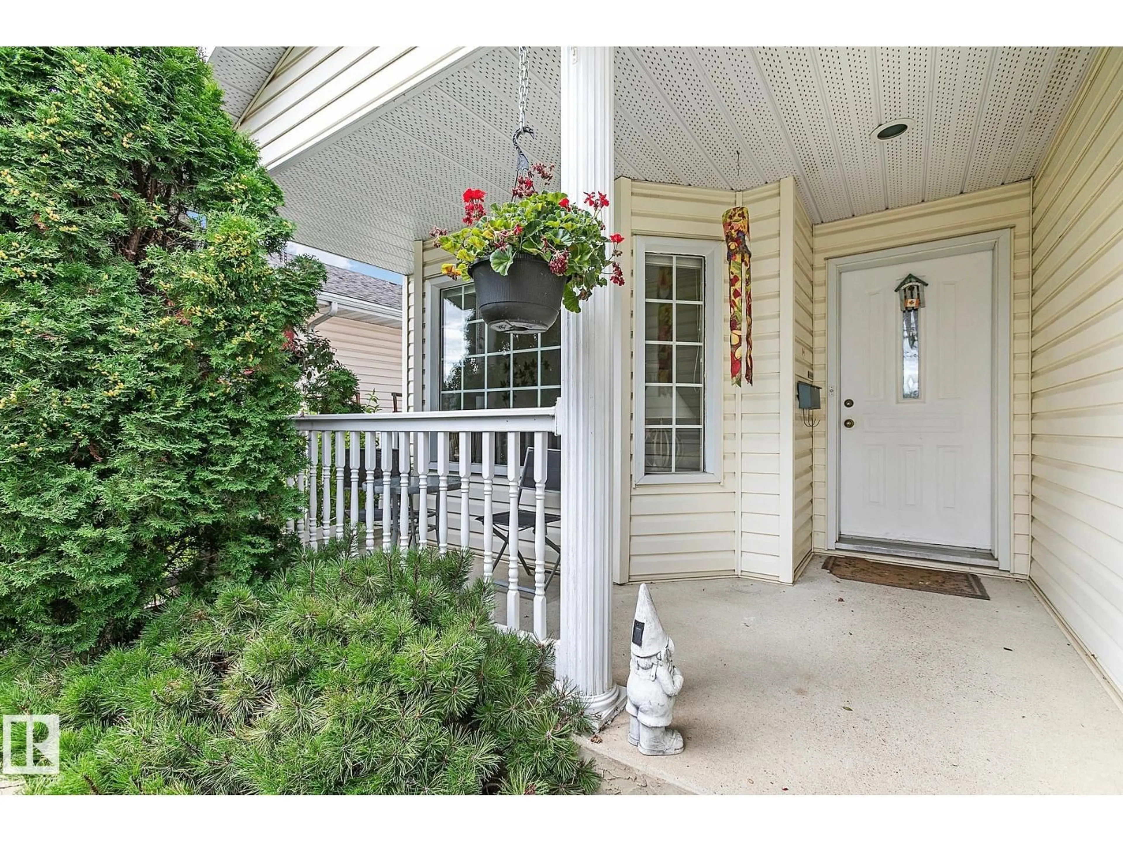 Indoor entryway for 44 CHARLTON RD, Sherwood Park Alberta T8H1P9