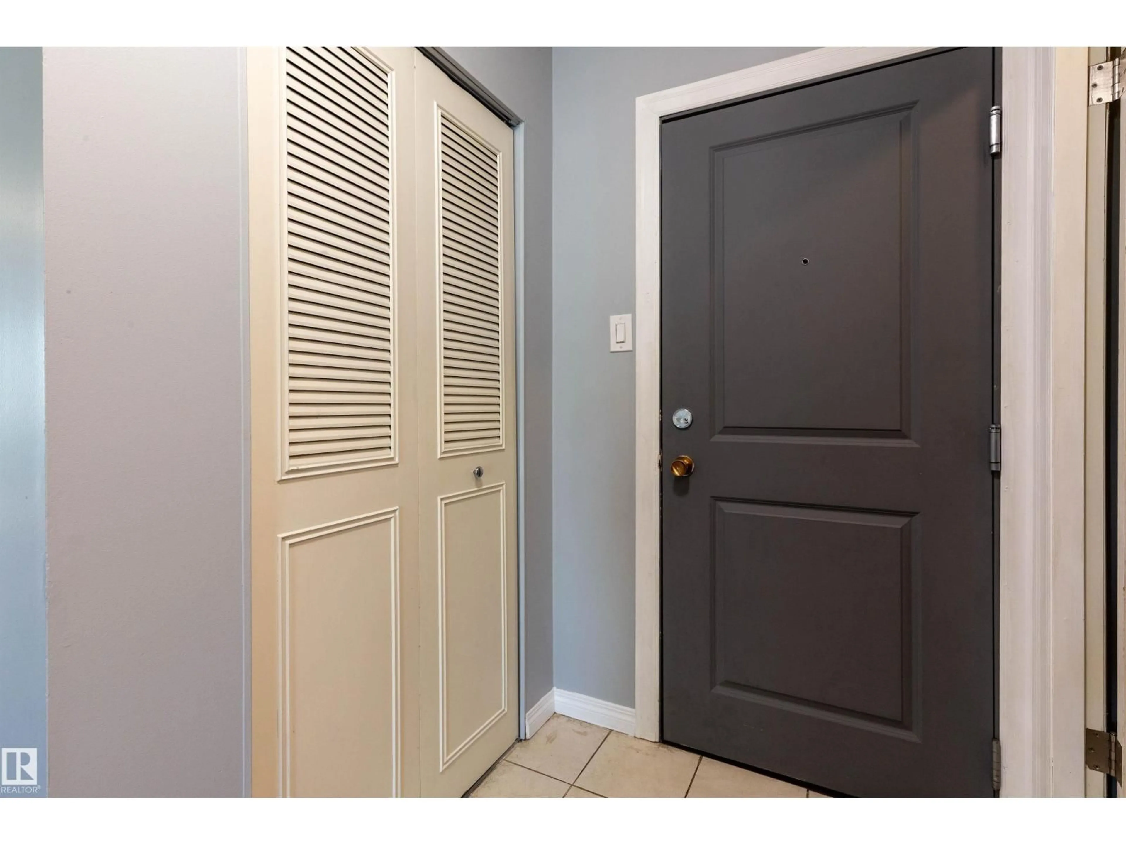Indoor entryway for 202 - 10740 105 ST NW, Edmonton Alberta T5H2X2