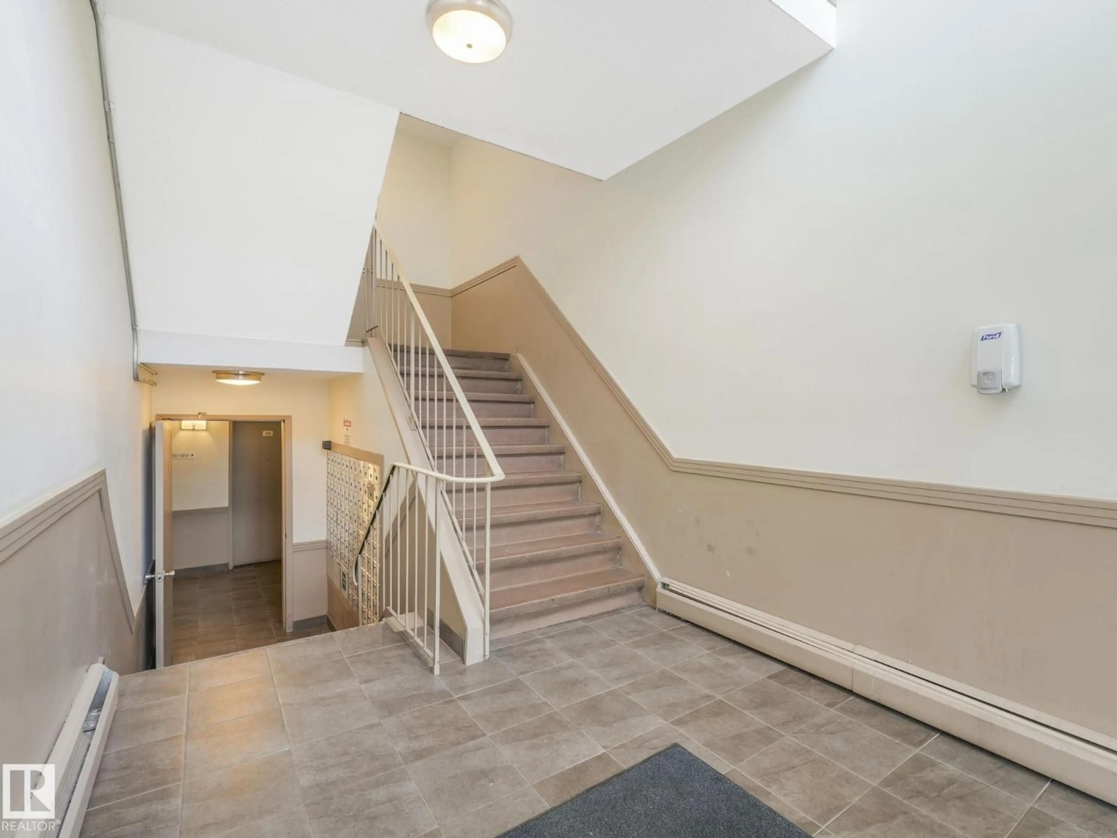 Indoor foyer for 8604 - 124 GATEWAY BV, Edmonton Alberta T6E4B6