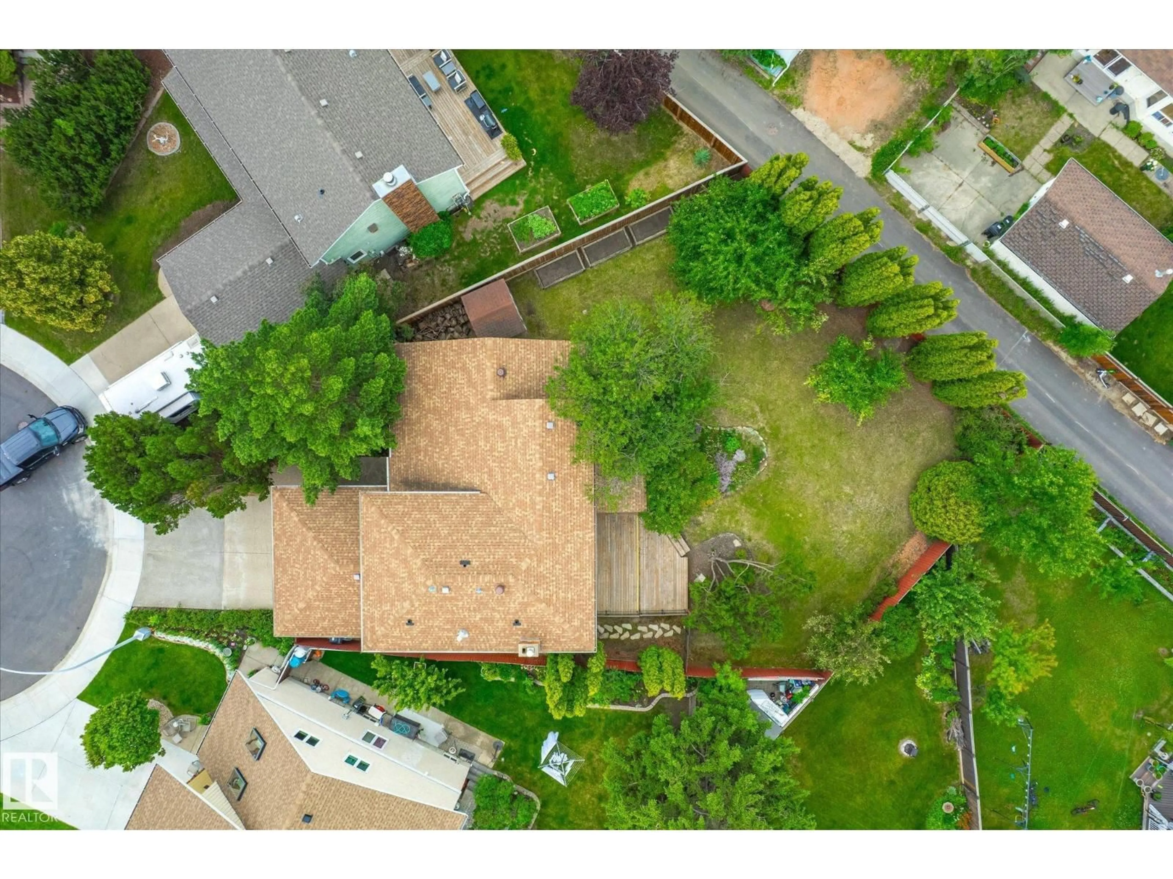 A pic from outside/outdoor area/front of a property/back of a property/a pic from drone, street for 17524 55 AV, Edmonton Alberta T6M1G6