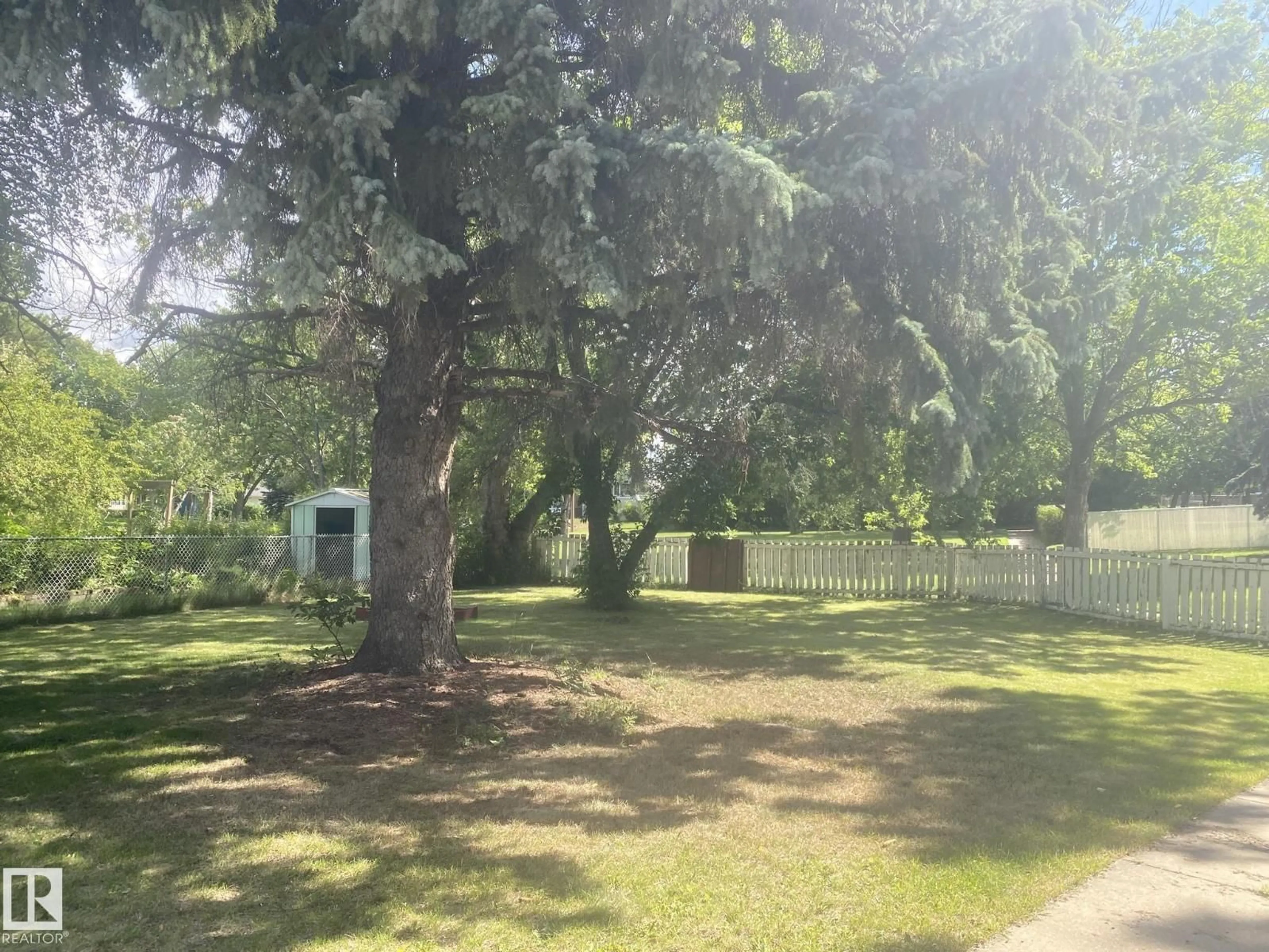 A pic from outside/outdoor area/front of a property/back of a property/a pic from drone, forest/trees view for 5 ROSS DR, Fort Saskatchewan Alberta T8L2M8