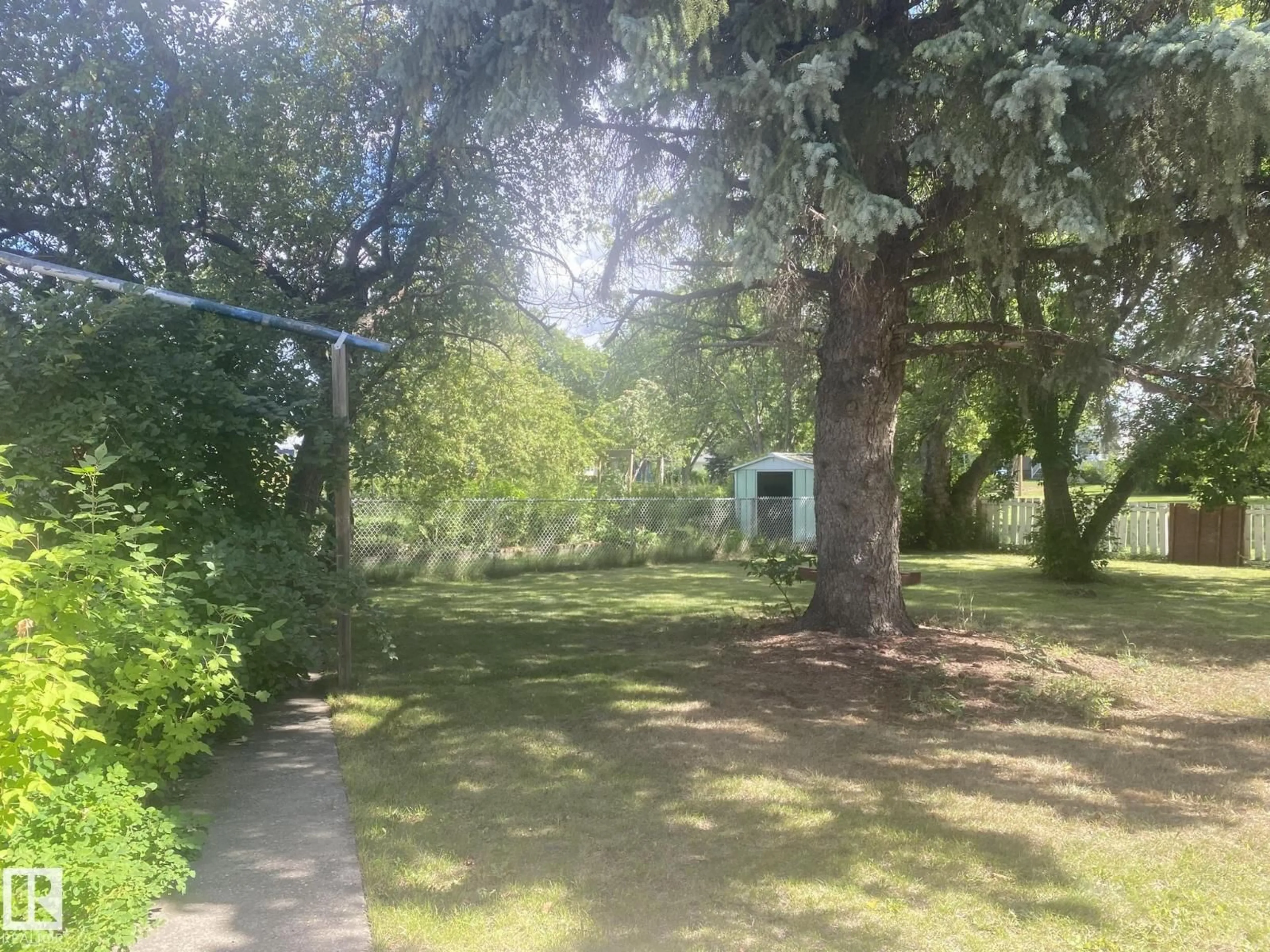 A pic from outside/outdoor area/front of a property/back of a property/a pic from drone, forest/trees view for 5 ROSS DR, Fort Saskatchewan Alberta T8L2M8