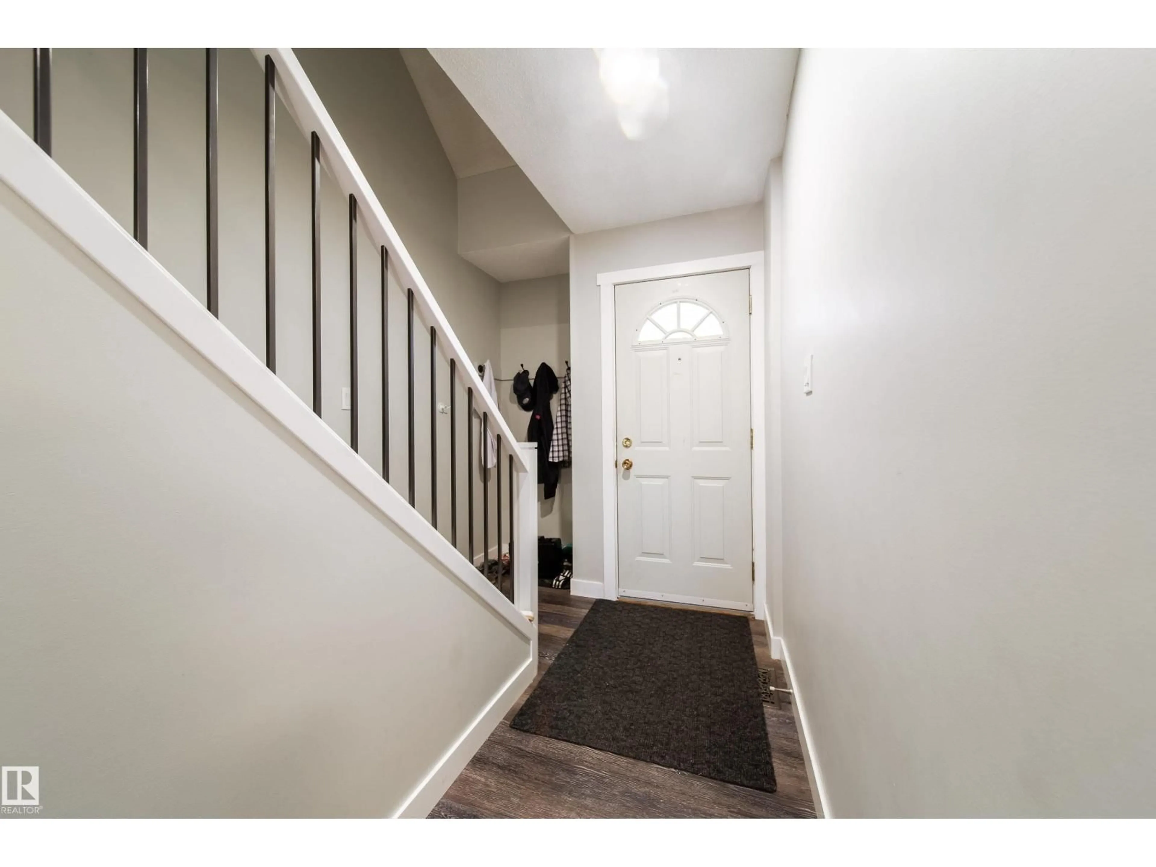 Indoor entryway for 5622 148ST ST, Edmonton Alberta T6H4T8
