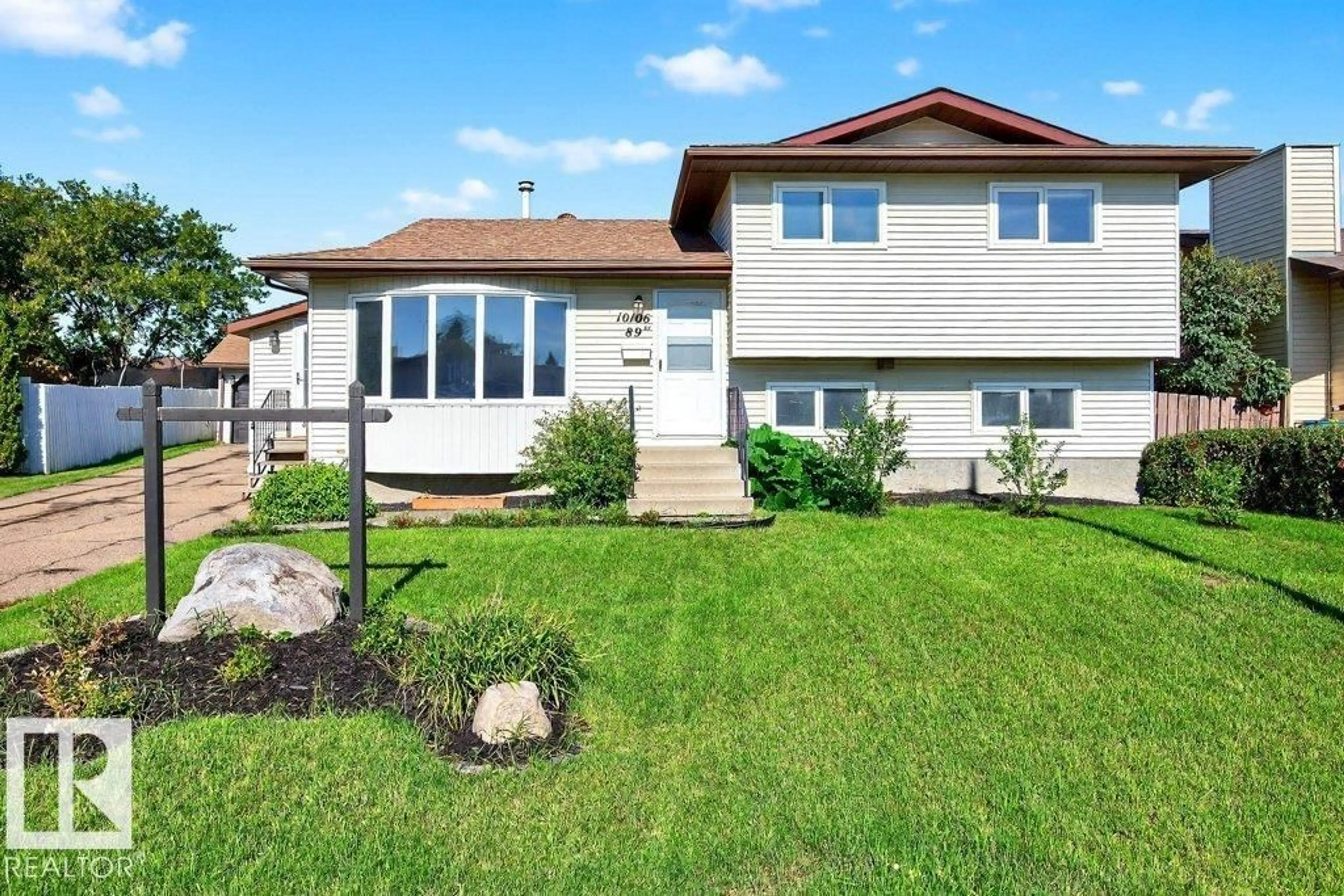 Home with vinyl exterior material, street for 10106 89 ST, Morinville Alberta T8R1B5