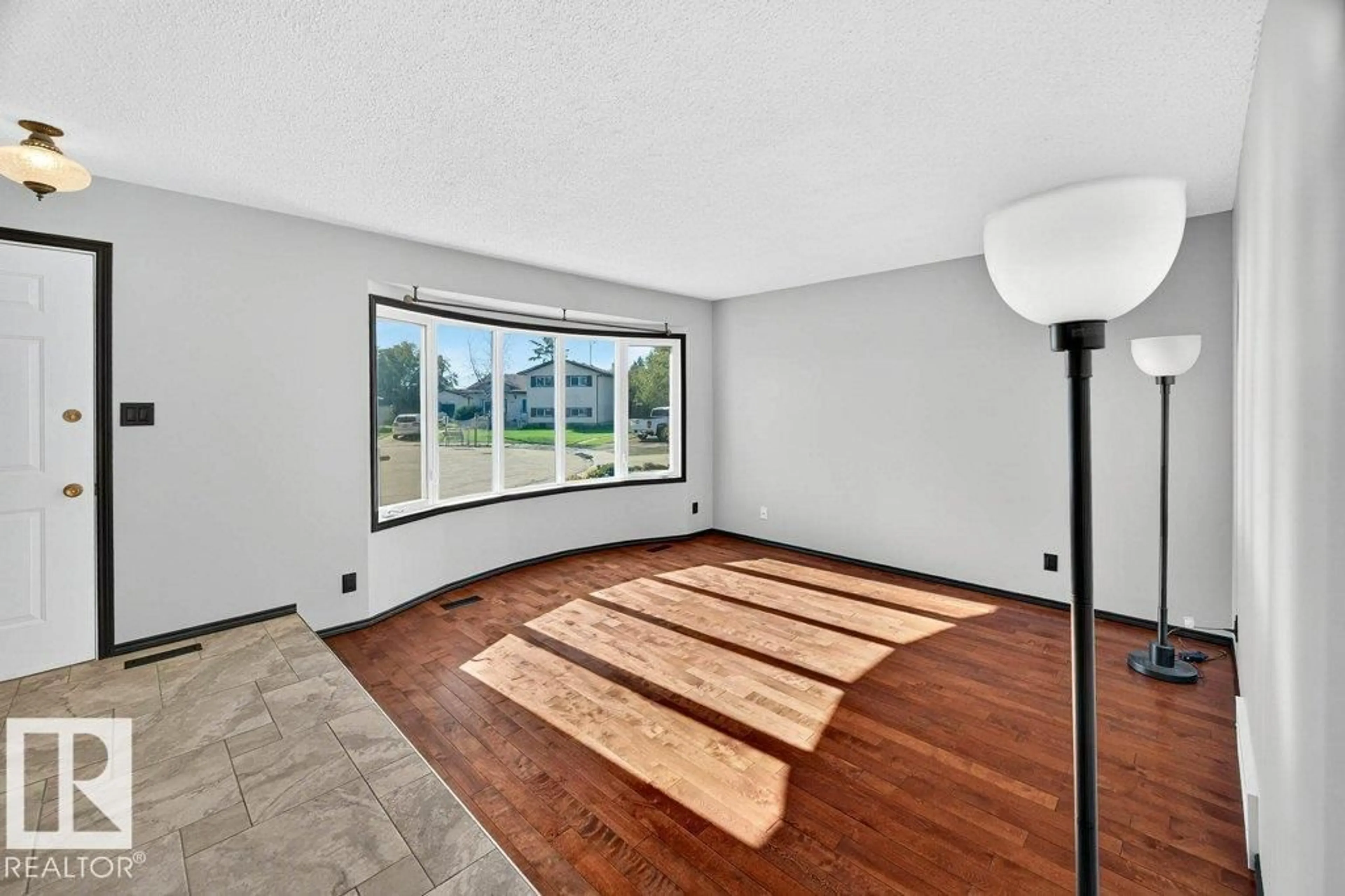 Indoor foyer for 10106 89 ST, Morinville Alberta T8R1B5