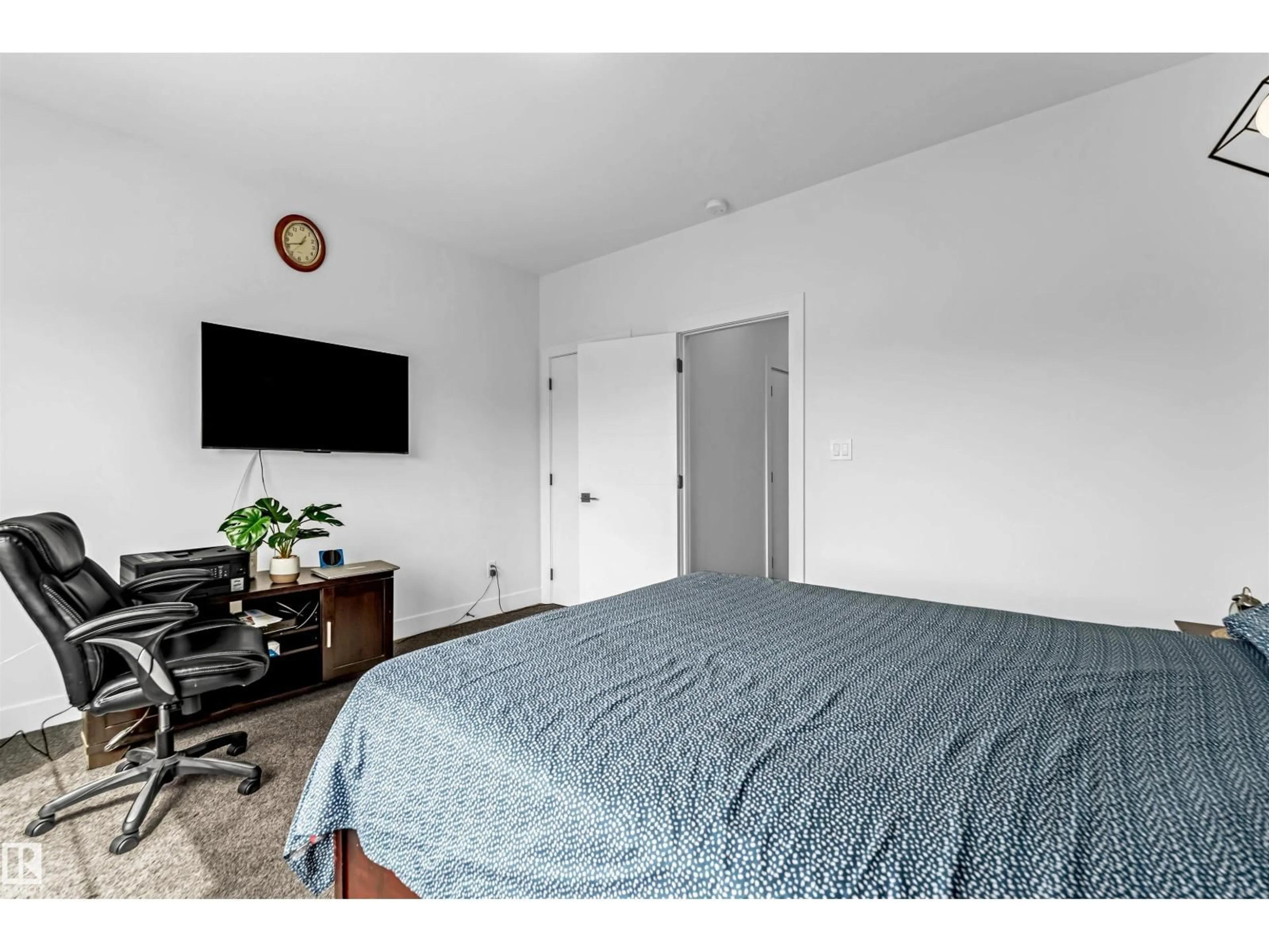A pic of a room for 15518 13A AV SW, Edmonton Alberta T6W1A4