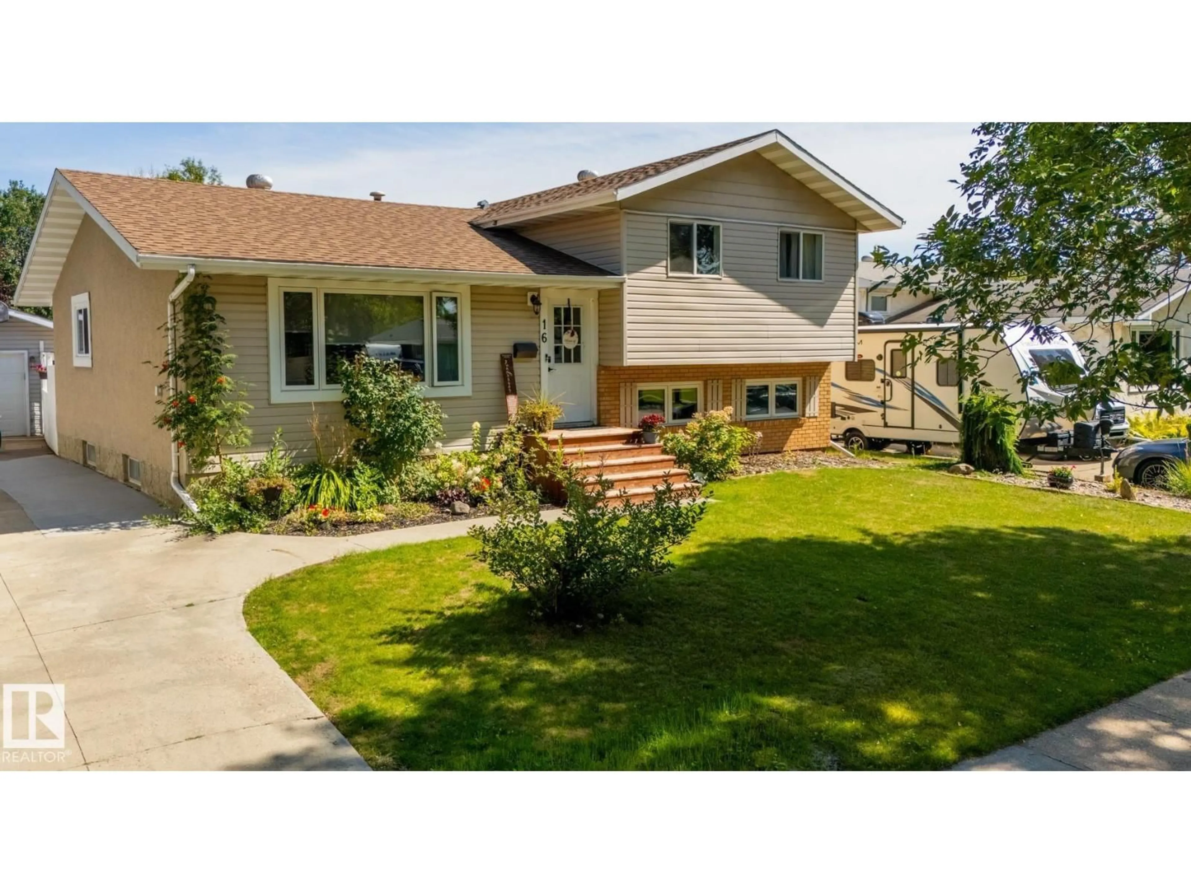 Home with vinyl exterior material, street for 16 LAROSE DR, St. Albert Alberta T8N1S6