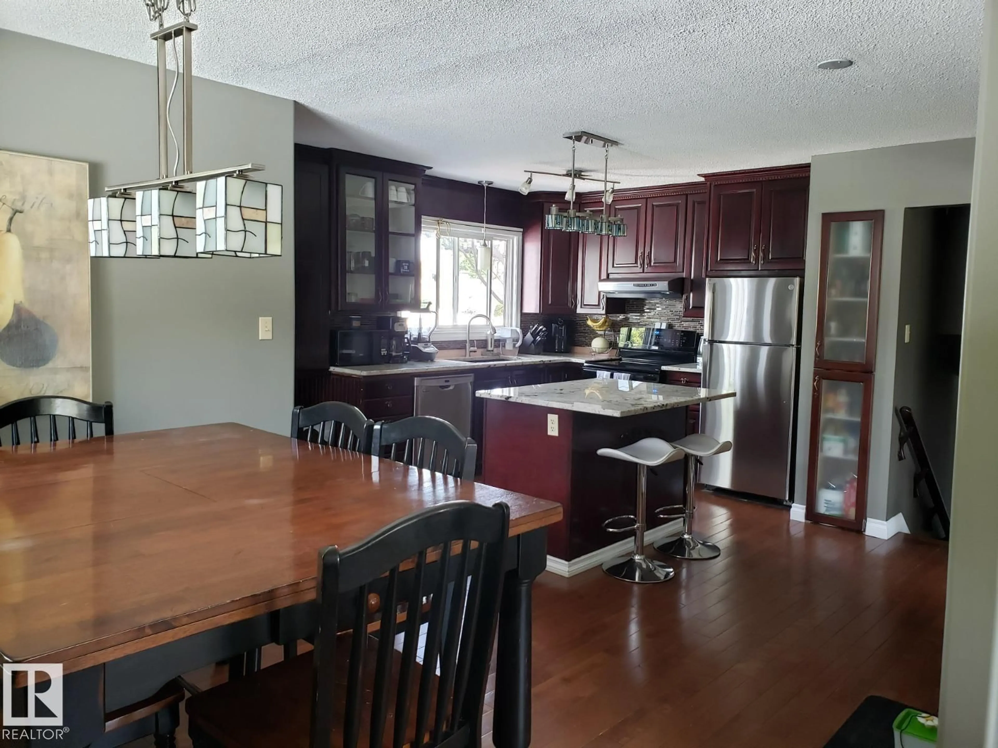 Open concept kitchen, wood/laminate floor for 16 LAROSE DR, St. Albert Alberta T8N1S6