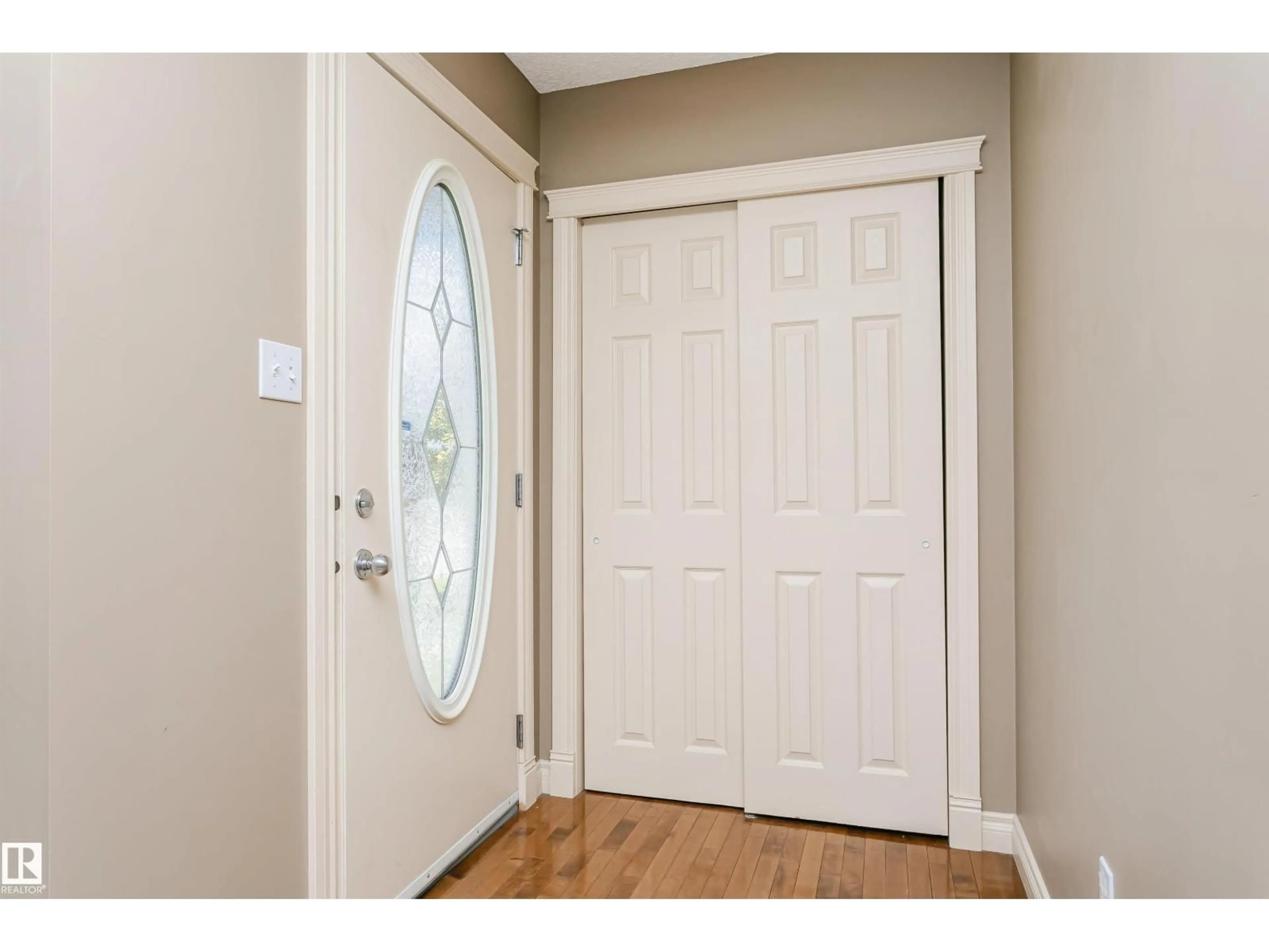 Indoor entryway for 6 SUMMERTON LD, Sherwood Park Alberta T8H2P4