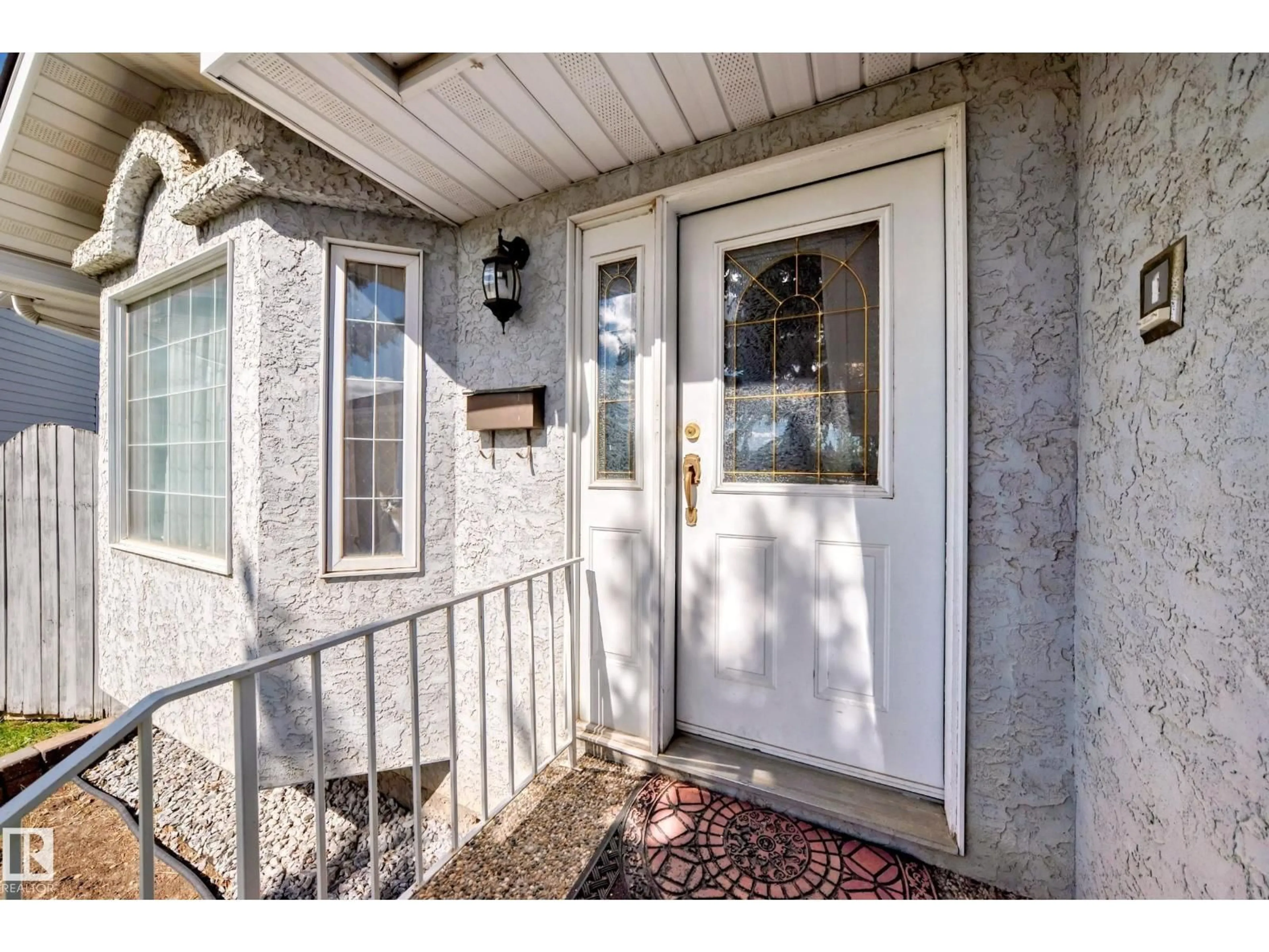 Indoor entryway for 1068 JAMES CR, Edmonton Alberta T6L6P6