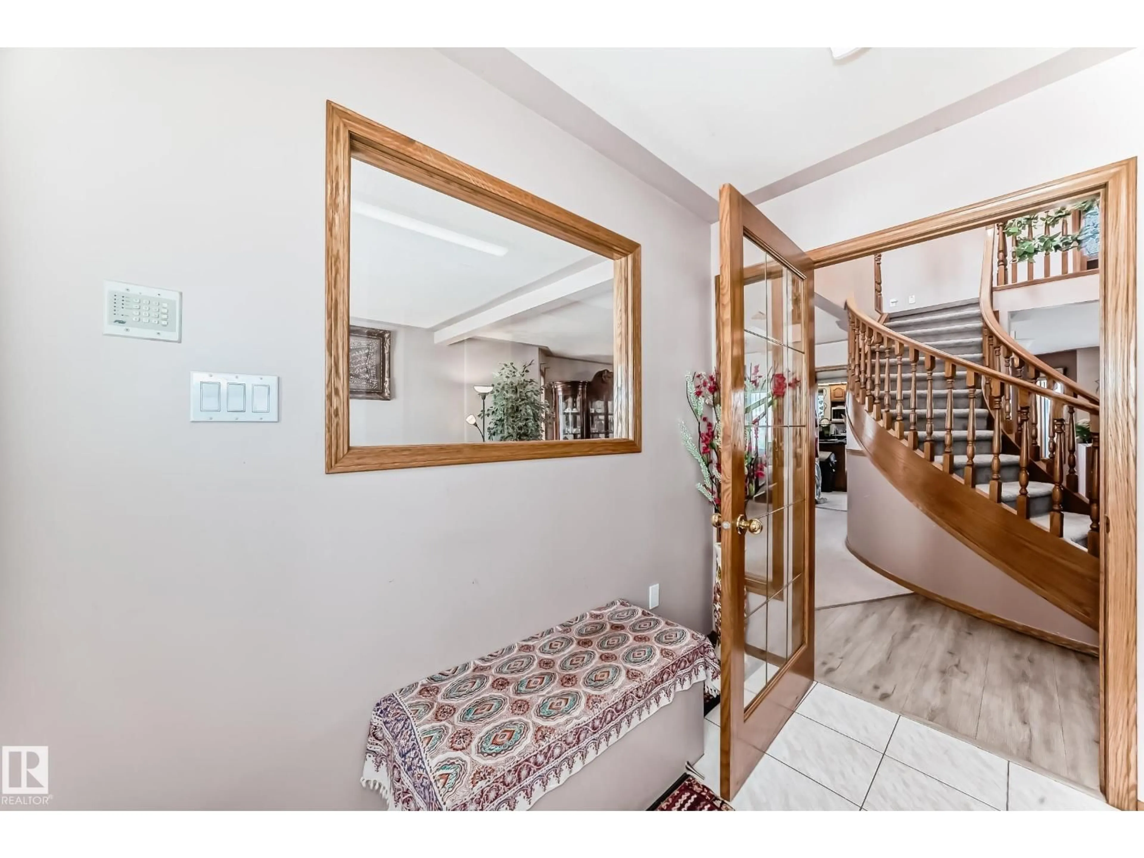 Indoor foyer for 1068 JAMES CR, Edmonton Alberta T6L6P6