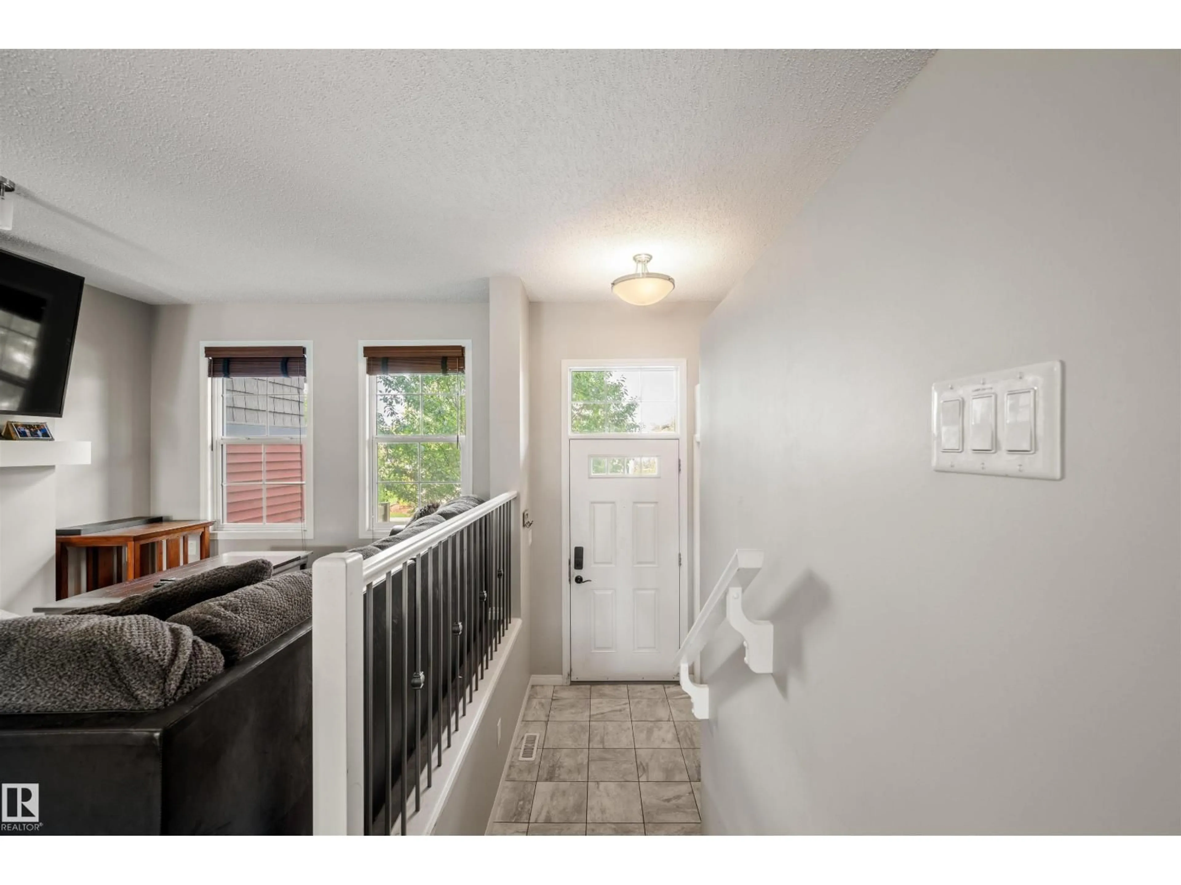 Indoor entryway for 4021 ORCHARDS DR, Edmonton Alberta T6X1V2