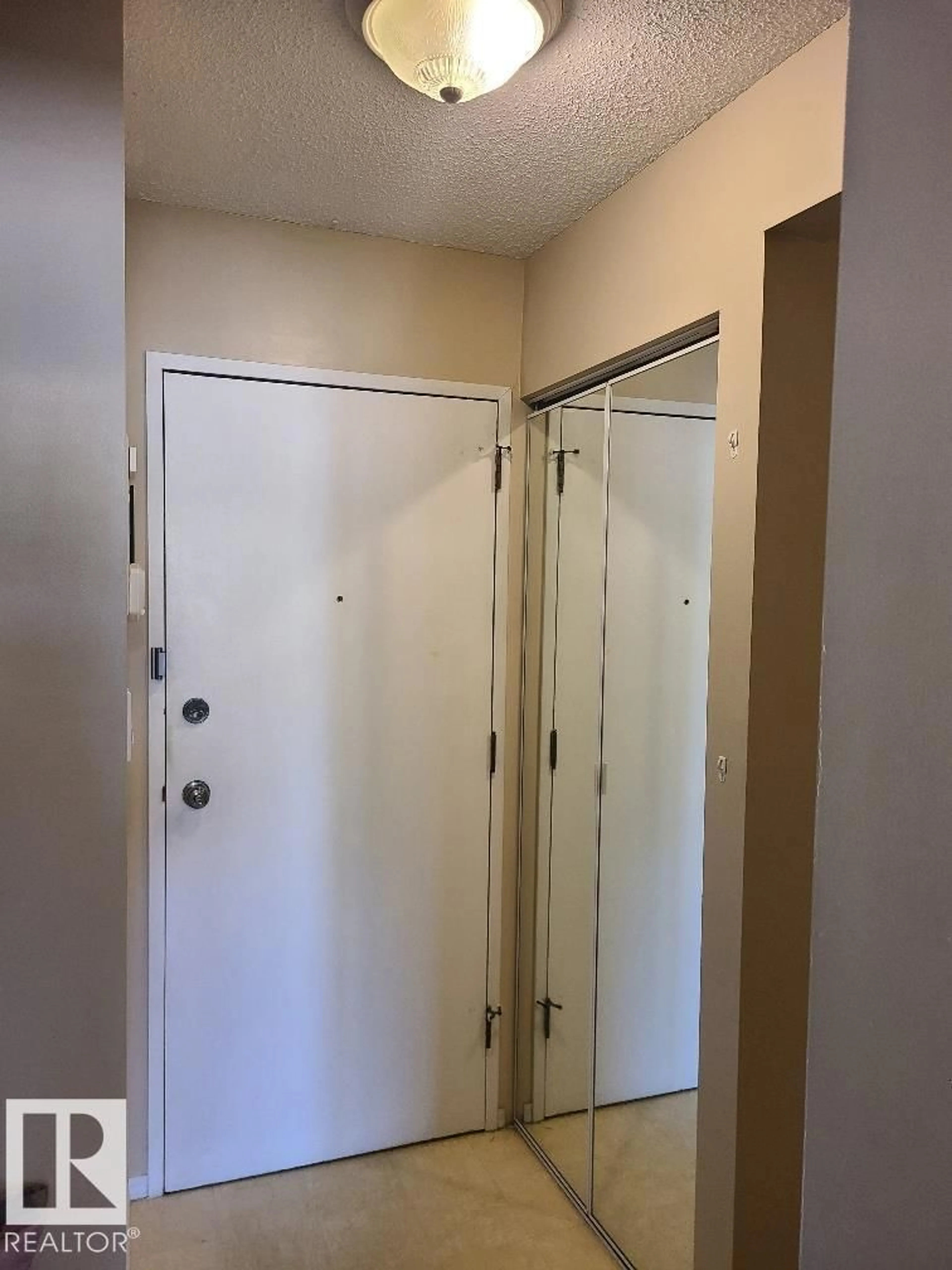 A pic of a room for 11465 - 207 41 AV, Edmonton Alberta T6J0T9