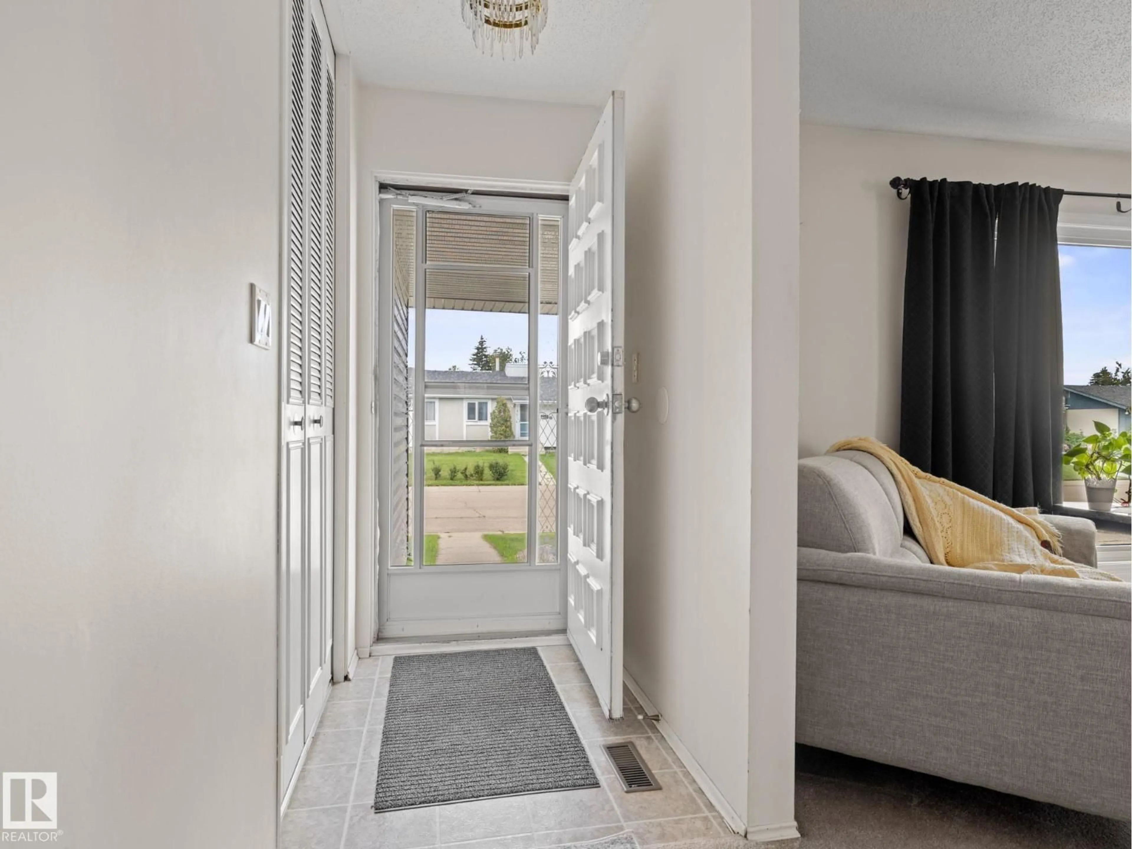 Indoor entryway for 14615 116 ST NW, Edmonton Alberta T5X1J4