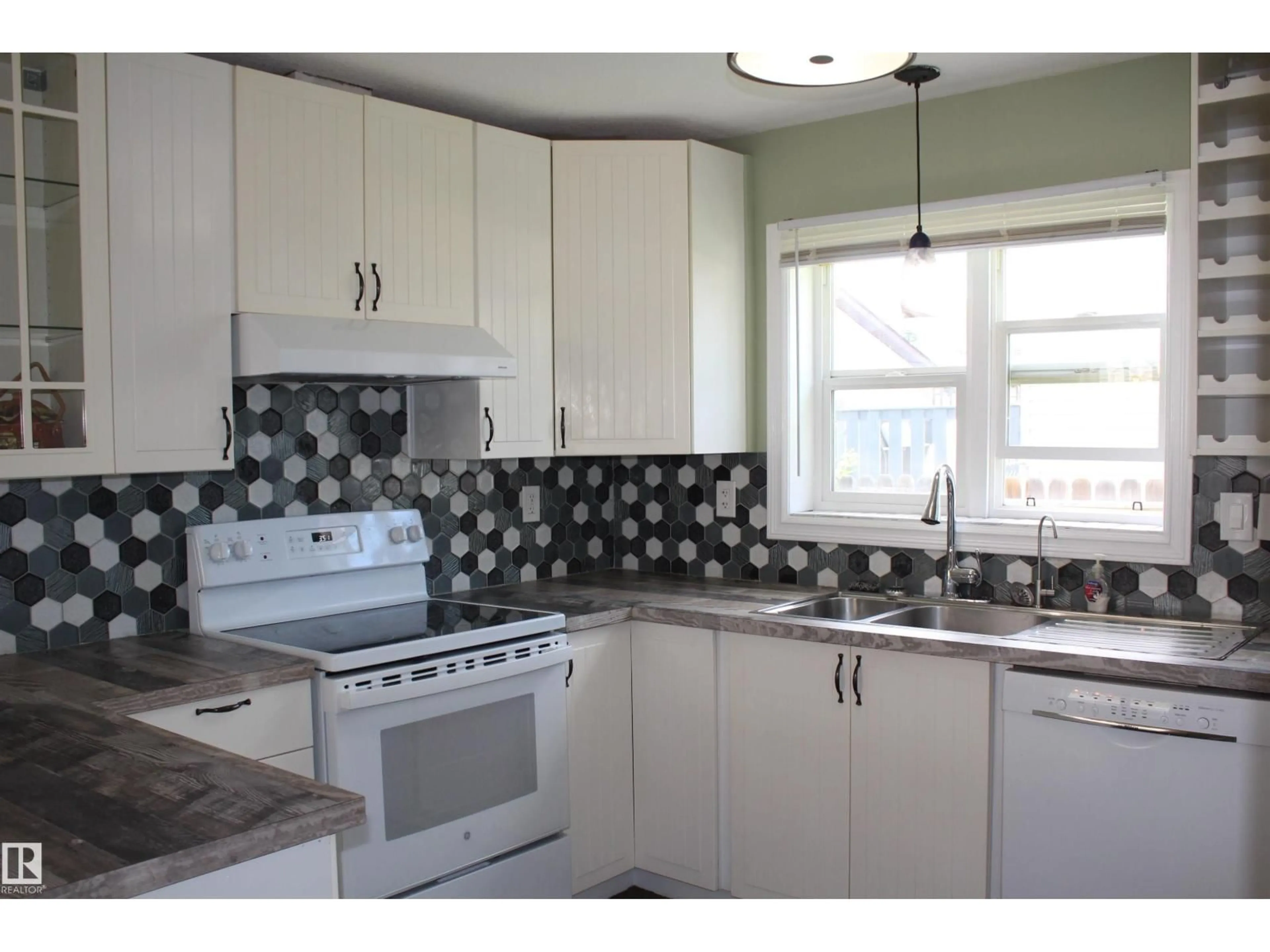 Standard kitchen, unknown for 5023 53 AV, Mundare Alberta T0B3H0
