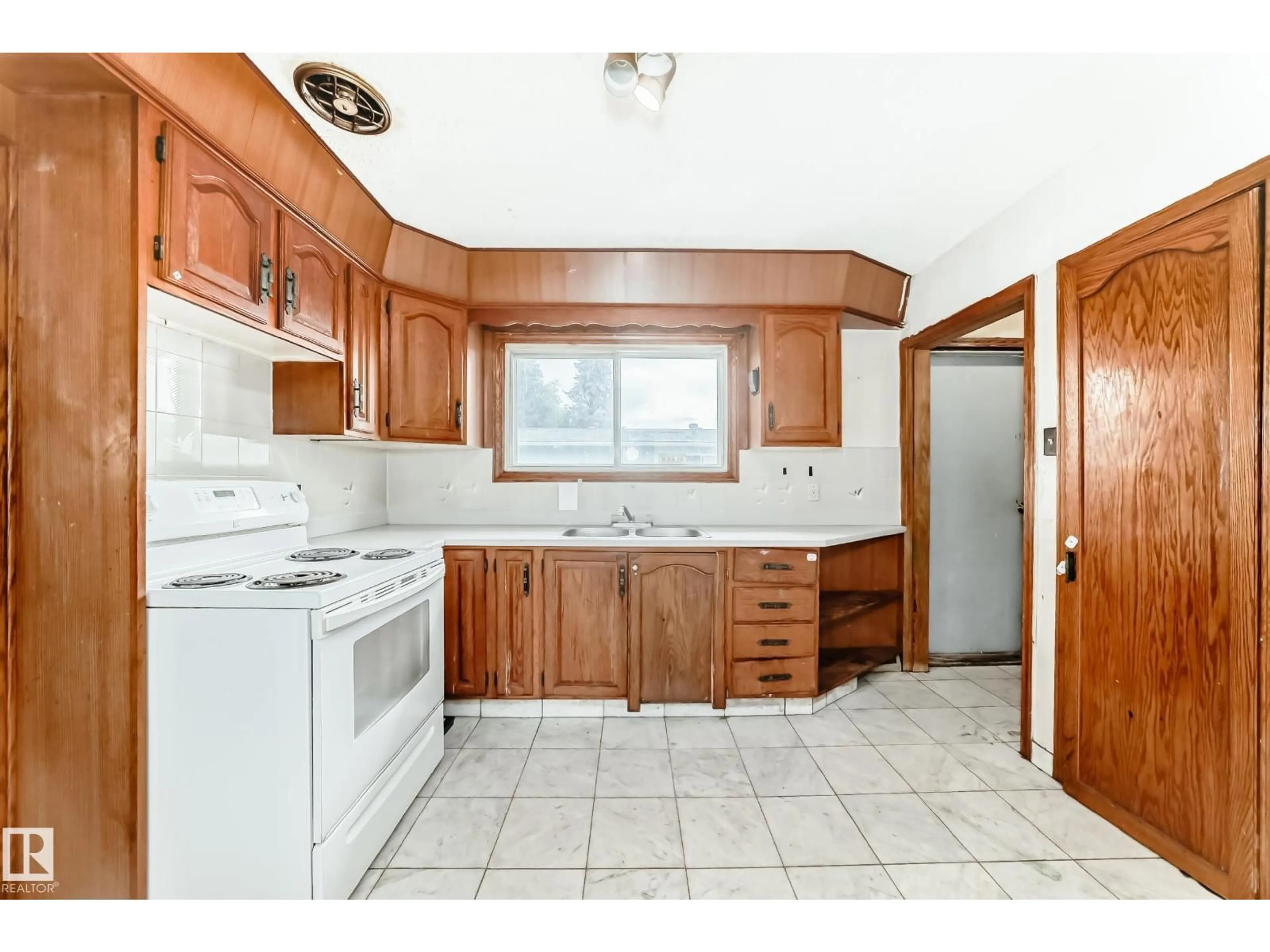 Standard kitchen, unknown for 8303 124 AV, Edmonton Alberta T5B1C3