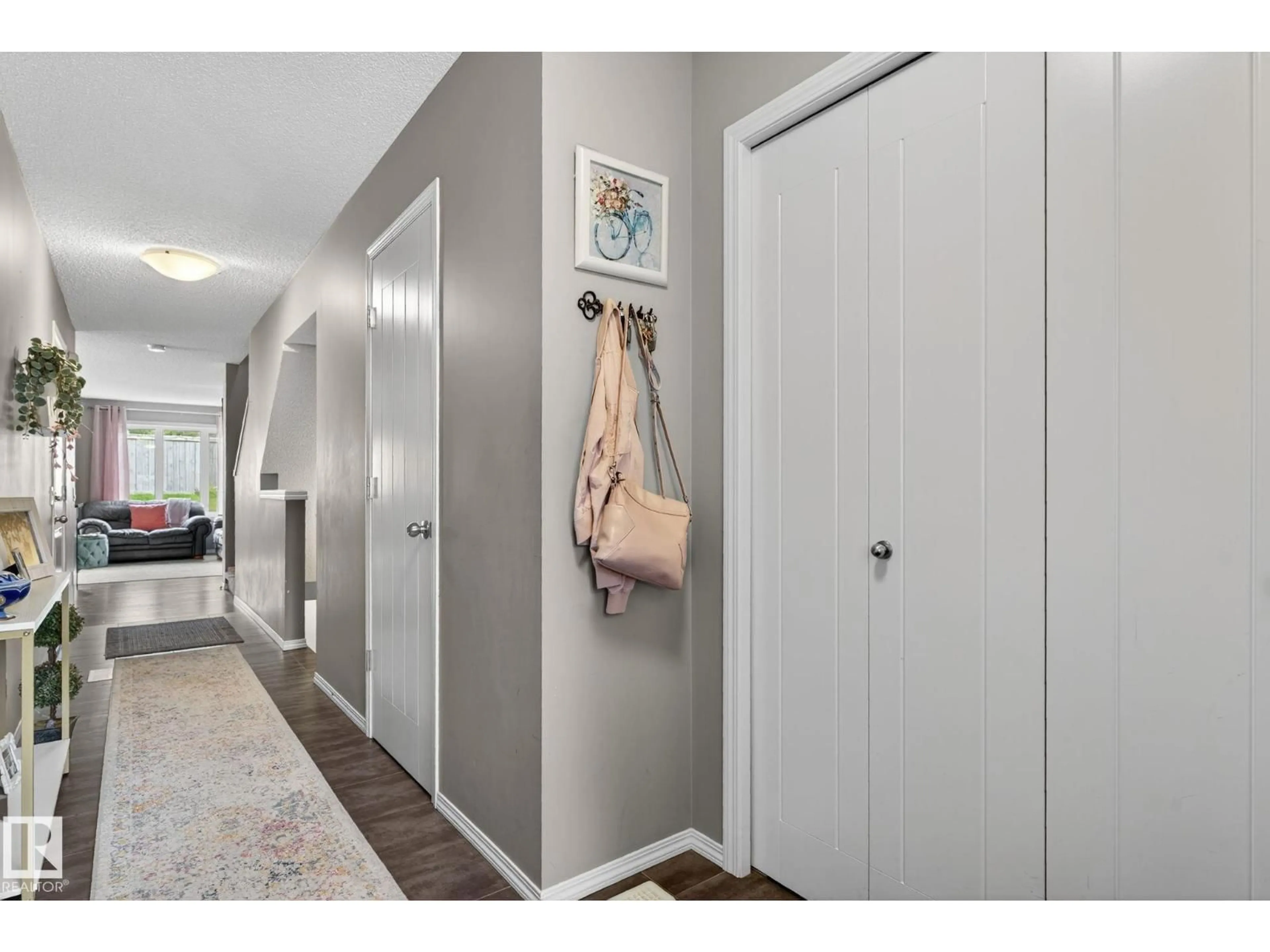 Indoor entryway for 16 ROYAL ST, St. Albert Alberta T8N7N8