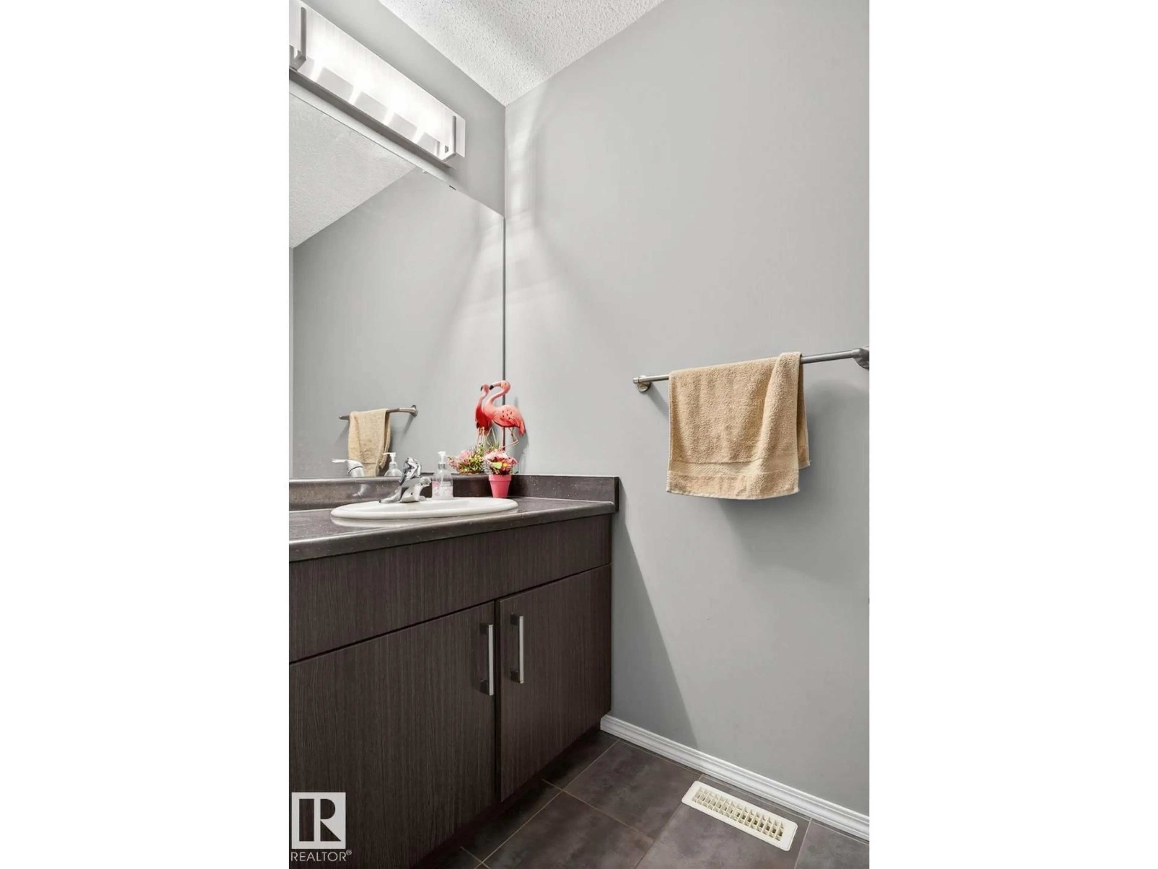 Contemporary bathroom, unknown for 16 ROYAL ST, St. Albert Alberta T8N7N8